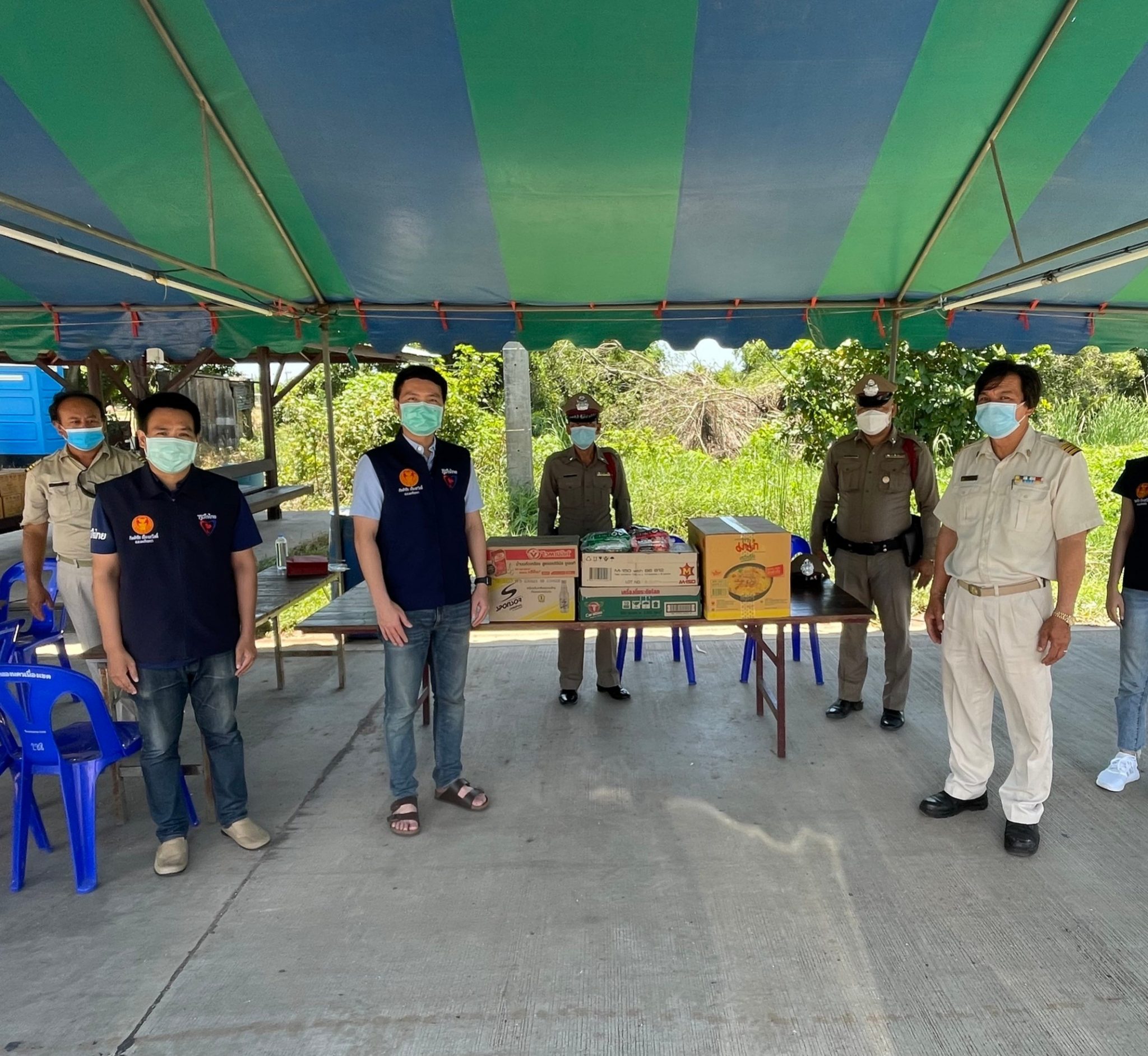 "ส.ส.แบงค์ กิตติชัย" ลงพื้นที่มอบเครื่องดื่ม และอาหารให้แก่เจ้าหน้าที่ผู้ปฏิบัติหน้าที่ประจำหน่วยจุดตรวจ หน้า อบต.นครเนื่องเขต (ฝั่งขาเข้า) จ.ฉะเชิงเทรา เพื่อเป็นกำลังใจแก่ผู้ปฏิบัติงาน