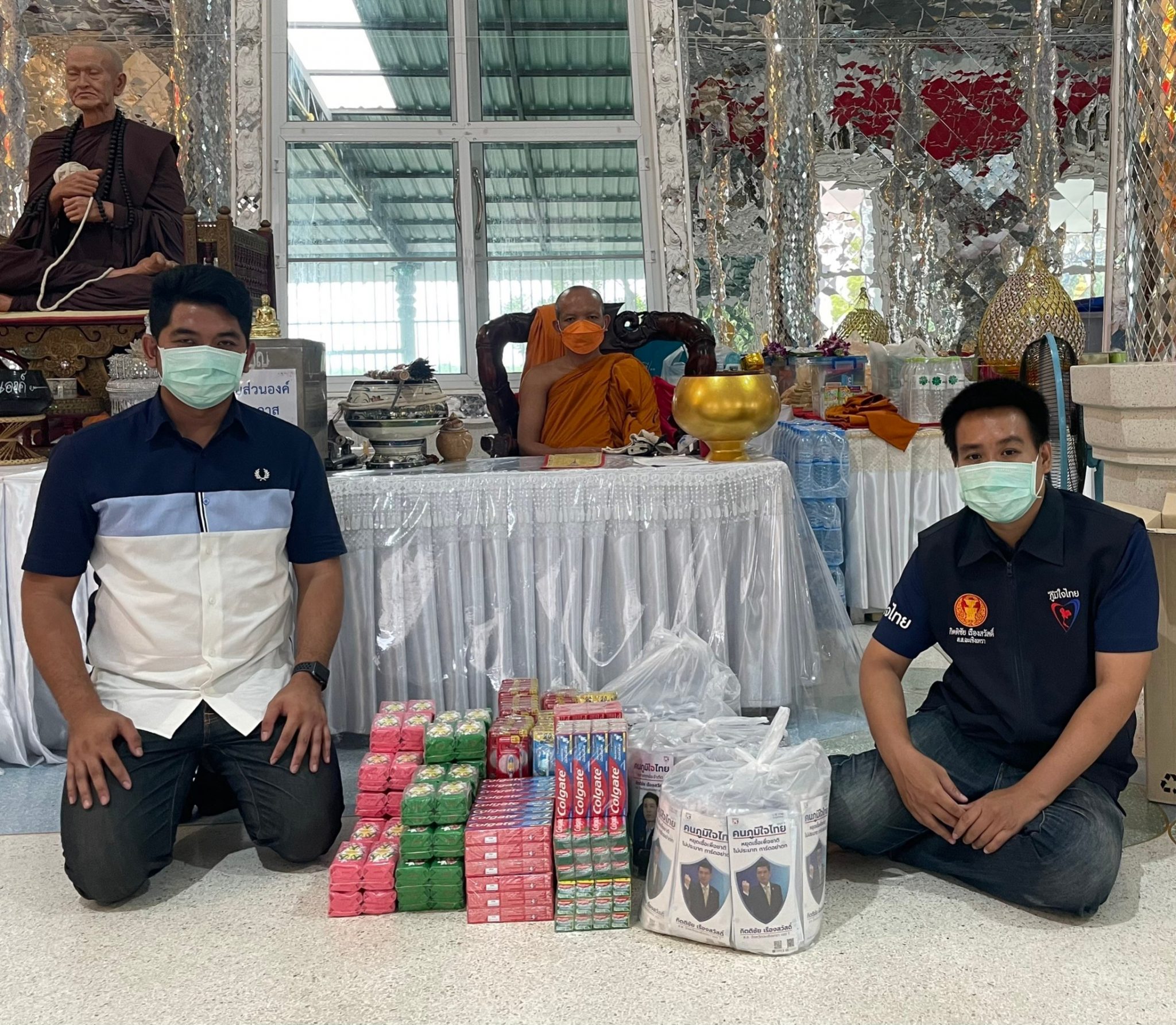 ส.ส.แบงค์ กิตติชัย มอบหมายให้ทีมงาน นำเครื่องอุปโภคที่จำเป็นช่วยเหลือผู้อพยพจากเหตุการณ์ไฟไหม้โรงงานที่กิ่งแก้ว ณ วัดวีระโชติธรรมาราม อ.เมือง จ.ฉะเชิงเทรา