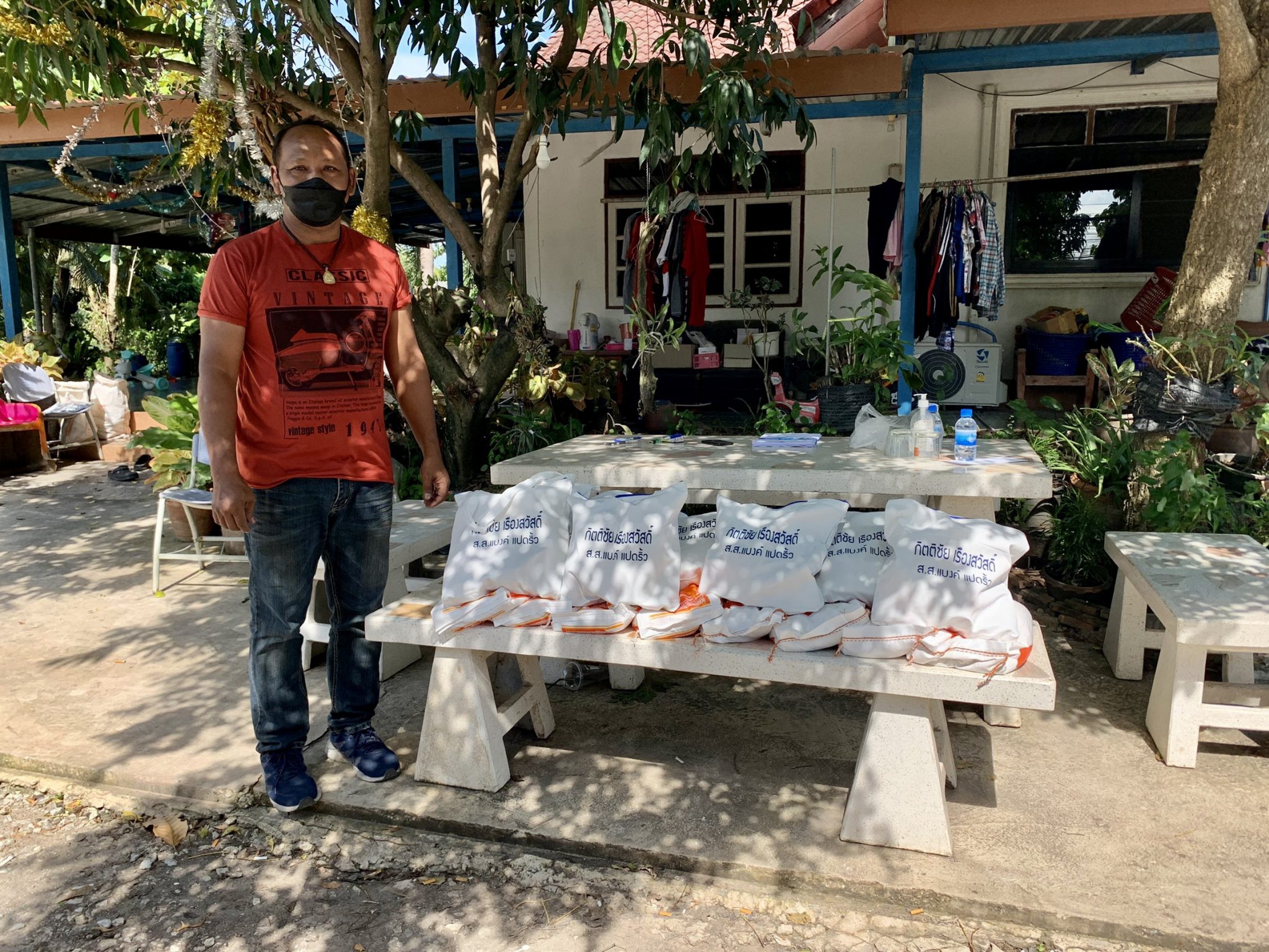 ส.ส.กิตติชัย เรืองสวัสดิ์ มอบหมายทีมงานลงพื้นที่แจกถุงห่วงใยต่อเนื่อง ให้แก่ผู้กักตัว ที่ ต.บางไผ่-ต.บางตีนเป็ด อ.เมือง จ.ฉะเชิงเทรา