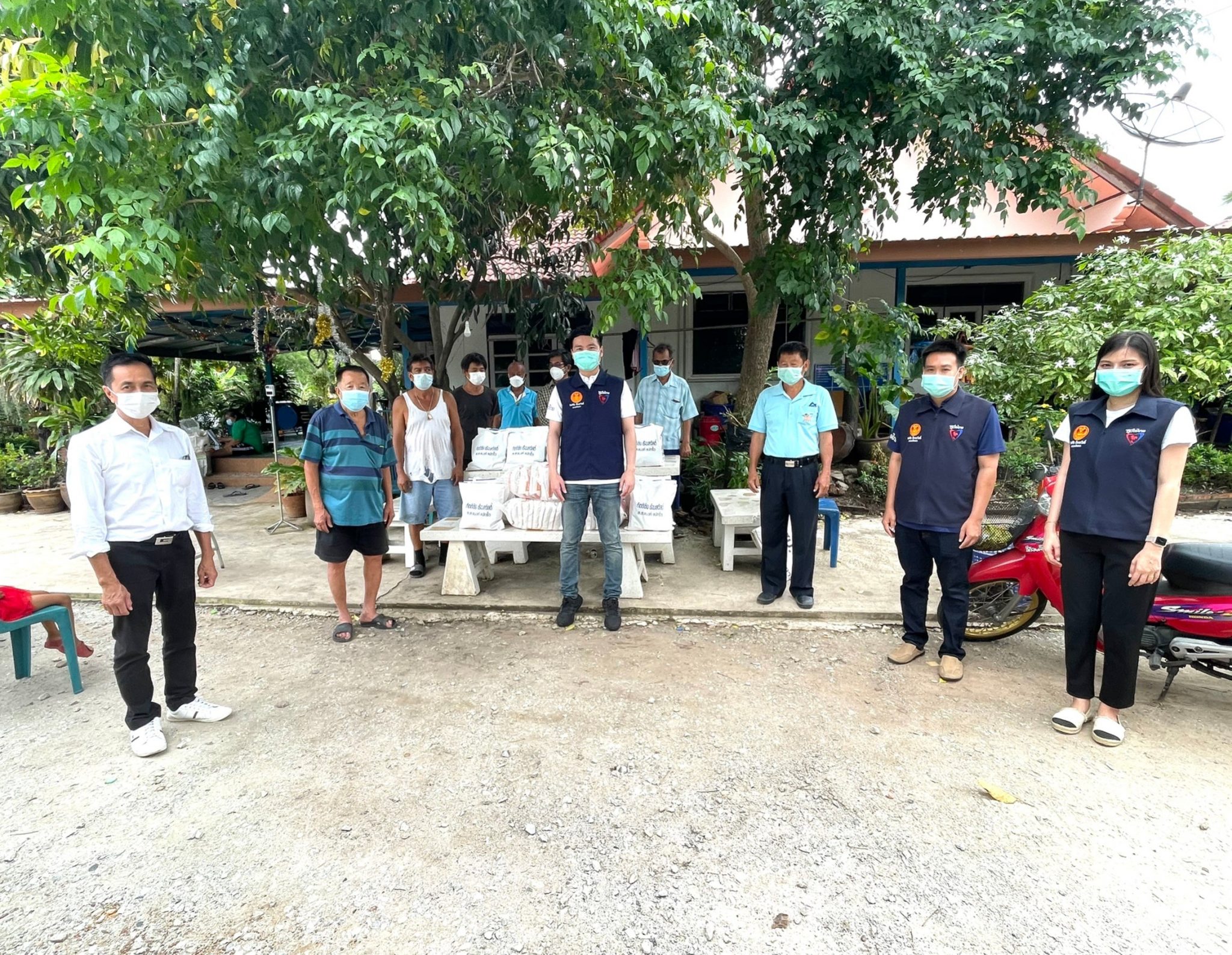 ลุย ช่วยเหลือชาวบ้านอย่างต่อเนื่อง ! ส.ส.กิตติชัย เรืองสวัสดิ์ มอบถุงห่วงใย ที่ต.บางไผ่ - ต.หนามแดง อ.เมือง จ.ฉะเชิงเทรา