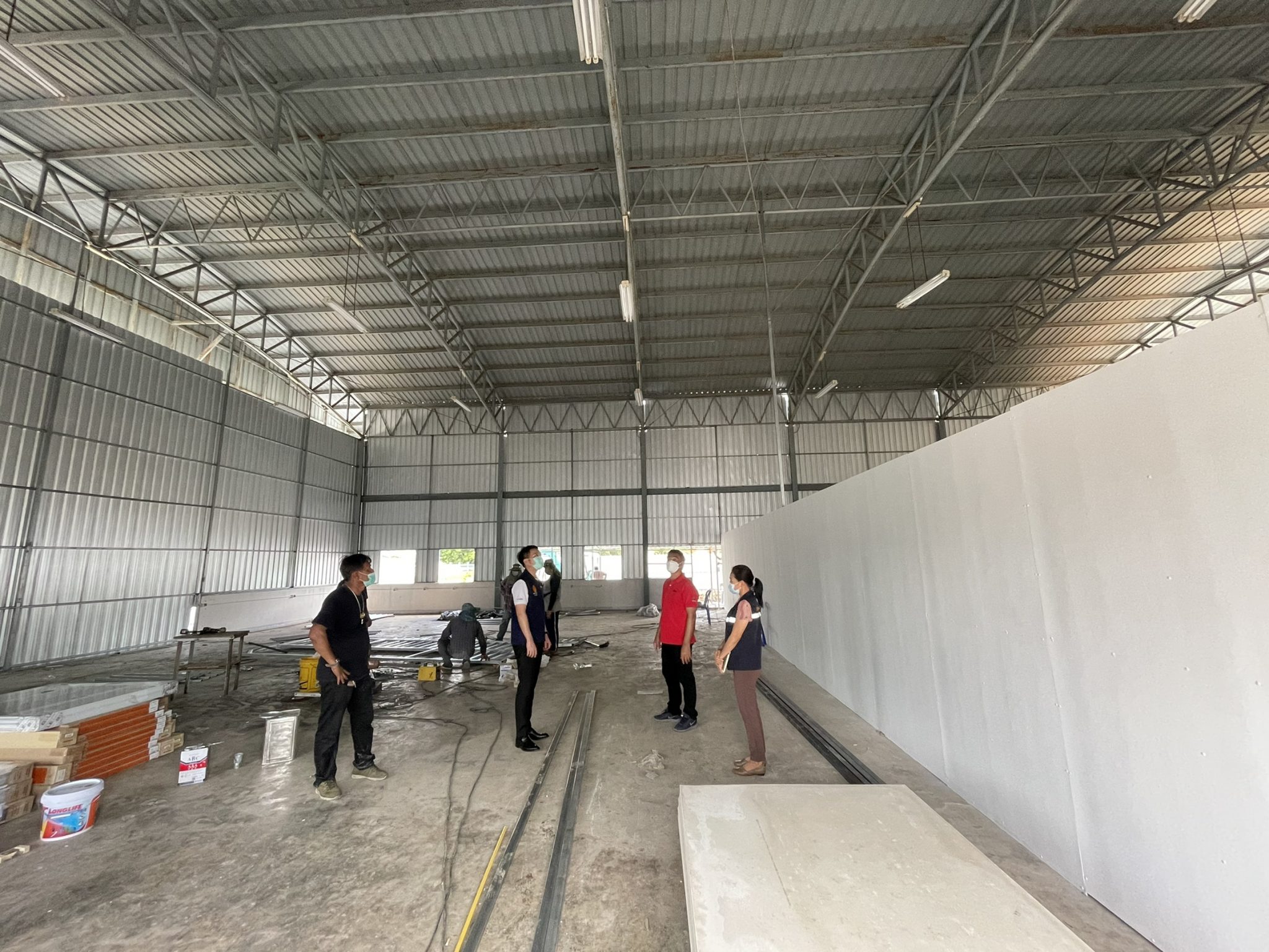 ส.ส.แบงค์ ลุยเอง ! มอบถุงห่วงใยและข้าวสาร ให้กับผู้กักตัว ต.คลองนครเนื่องเขต อ.เมือง จ.ฉะเชิงเทรา พร้อมเยี่ยมชมให้กำลังใจทีมช่าง ที่กำลังปรับปรุงโดมให้เป็นศูนย์พักคอยของ ต.ศาลาแดง อ.บางน้ำเปรี้ยว และส่งมอบกรมธรรม์คุ้มครองการติดเชื้อโควิด-19 ให้อสม. 13 ตำบล ทั้งอ.เมืองและอ.บางน้ำเปรี้ยว