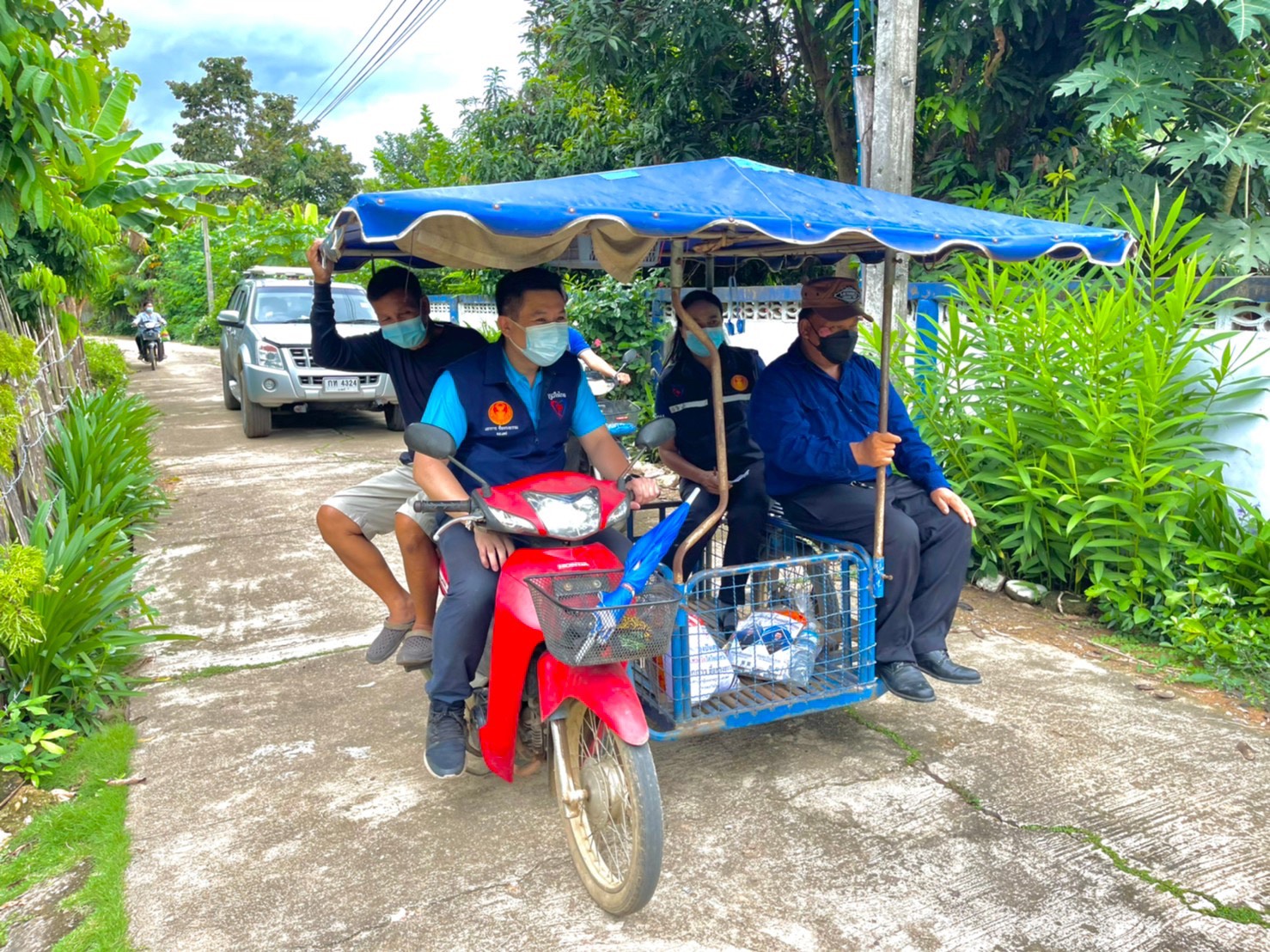 “ดูแล ห่วงใย ใส่ใจประชาชน” ส.ส.เอกการ ซื่อทรงธรรม ลงพื้นที่ ต.วังธง อ.เมือง จ.แพร่ มอบถุงปันสุข น้ำดื่ม หน้ากากอนามัย และเจลแอลกอฮอลล์ ให้กับเจ้าหน้าที่ และเตรียมไว้สำหรับผู้ที่ต้องเข้ารับการกักตัวจากสถานการณ์โควิด-19