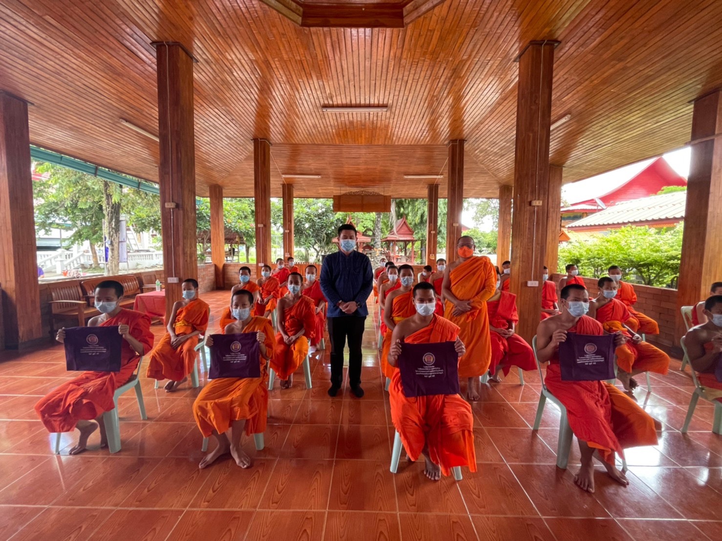 “ดูแล ห่วงใย ใส่ใจประชาชน” ดร.เอกการ ซื่อทรงธรรม มอบถุงย่ามจากกัลยาณมิตร ให้แก่พระภิกษุ สามเณร โรงเรียนวังฟ่อนวิทยา จ.แพร่