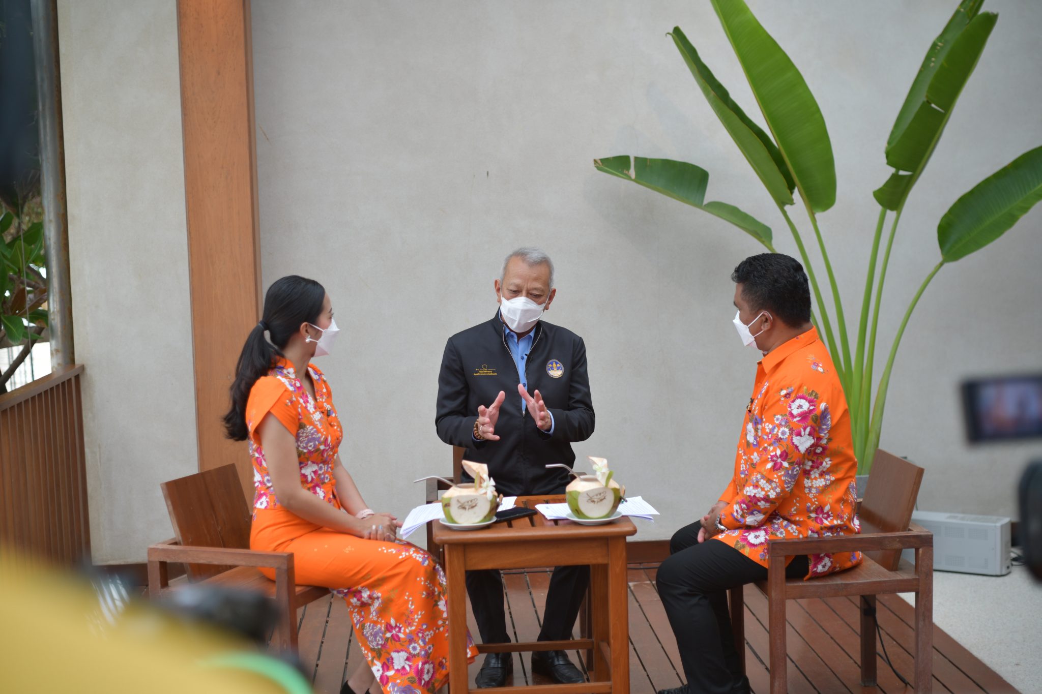 รมว.พิพัฒน์ รัชกิจประการ ให้สัมภาษณ์สื่อโทรทัศน์ช่อง NBT ในรายการ “แหลงข่าวชาวใต้” ณ บริเวณ โรงแรมบานาน่าแฟนซี เกาะสมุย จ.สุราษฎร์ธานี