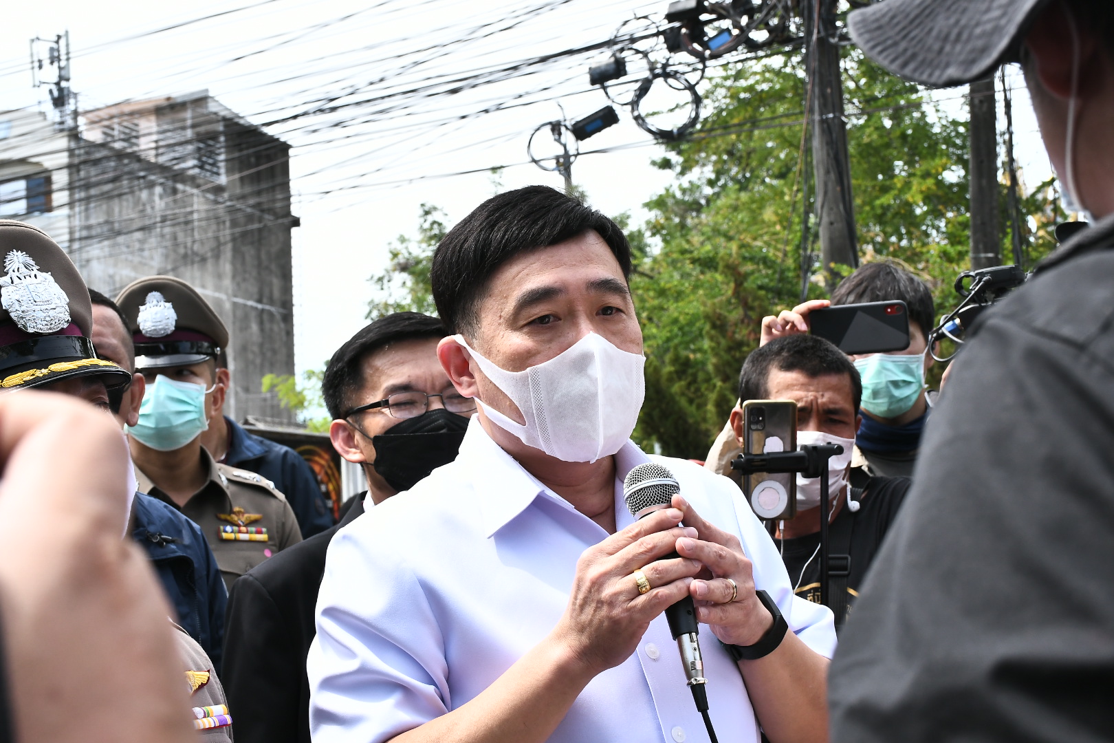 กรุณาเถอะ ! "หมอรุ่งเรือง" ขอ "ม็อบ" อย่ามา สธ.อีก หวั่นกระจายโรค เป็นภาระแพทย์ พยาบาล ต้องเตรียมทีมดูแล เบียดเบียนผู้ป่วยที่รอรักษา