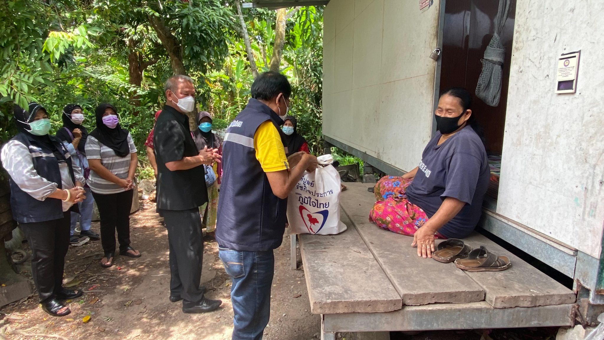 คนสตูลไม่ทิ้งกัน ! ส.ส.พิบูลย์ รัชกิจประการ ลงพื้นที่มอบถุงยังชีพให้กับสถานที่กักกันเฝ้าระวังโควิด-19 ชุมชนศาลากันตง-ชุมชนท่าไม้ไผ่-ซอยปานชูรำลึก(ซอยแม่เนียน) ต.พิมาน อ.เมือง จ.สตูล