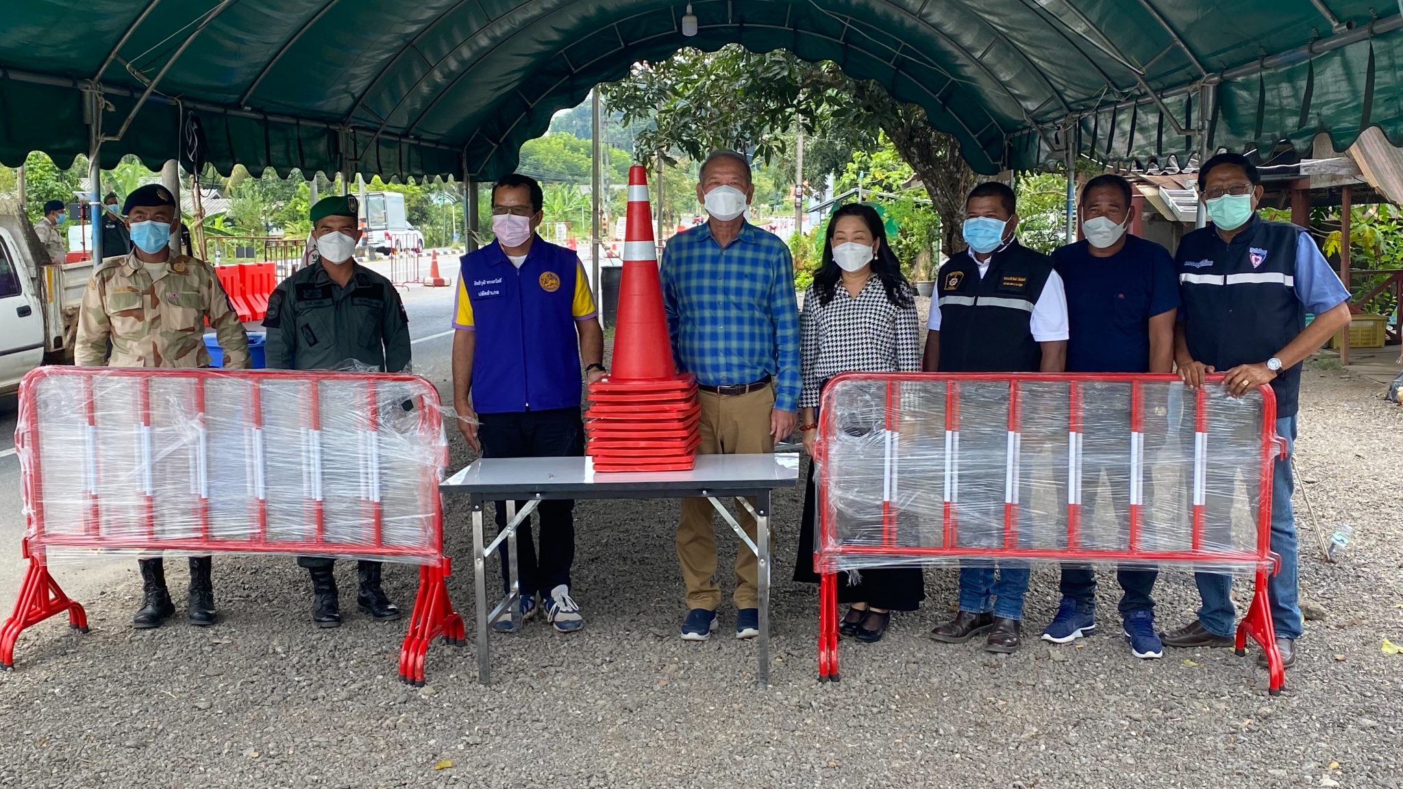 ส.ส.พิบูลย์ รัชกิจประการ ร่วมประชุมและปรึกษาหารือกับทีมงาน อสม.เขต ต.พิมาน อ.เมือง จ.สตูล ณ สำนักงานพรรคภูมิใจไทย ต.พิมาน อ.เมือง จ.สตูล ลงพื้นที่มอบกรวยยาง และแผงกั้นเหล็กจราจร ให้กับ ตร.นปพ. เพื่อใช้ในการปฎิบัติหน้าที่ พร้อมกับตรวจเยี่ยม และให้กำลังใจการปฎิบัติงานของเจ้าหน้าที่ประจำด่านตรวจ ณ ด่านตรวจโควิด ต.ทุ่งนุ้ย อ.ควนกาหลง จ.สตูล