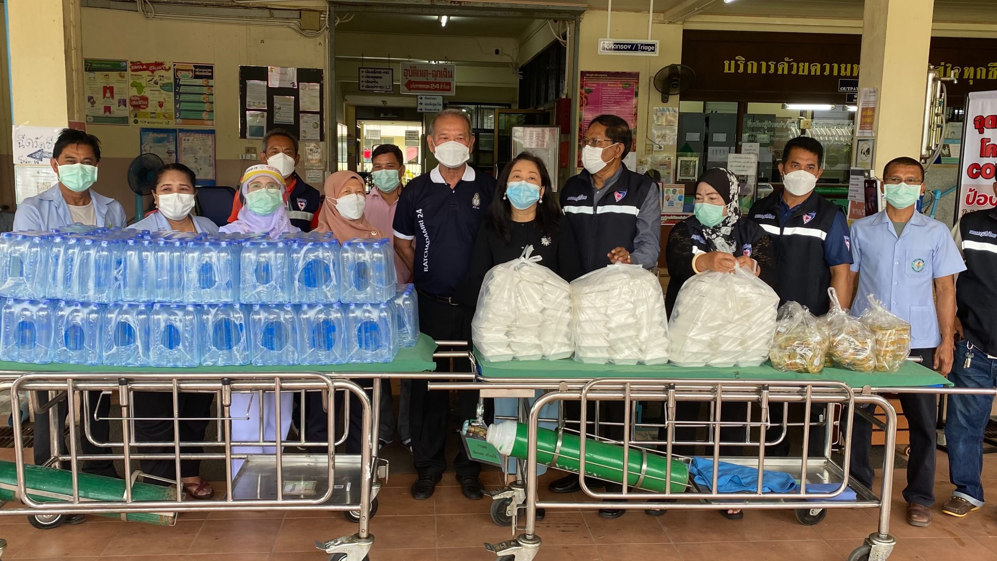 ส.ส.พิบูลย์ รัชกิจประการ ลงพื้นที่มอบอาหาร และ น้ำดื่ม แก่บุคลากรทางการแพทย์ ที่มาให้บริการฉีดวัคซีนป้องกันโควิด-19 ให้กับประชาชน ณ โรงพยาบาลควนโดน อ.ควนโดน นอกจากนี้ ร่วมกันมอบถุงยังชีพ จำนวน 3 ชุด ให้กับผู้ที่ถูกกักตัว(HQ) ในพื้นที่ ต.พิมาน และ ต.คลองขุด อ.เมือง จว.สตูล