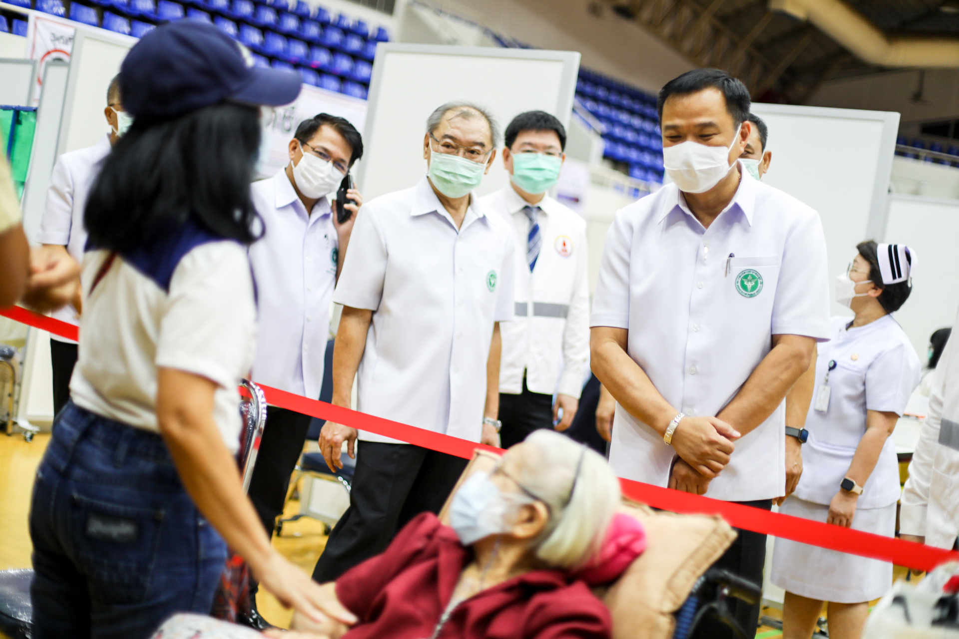 "อนุทิน" ตรวจเยี่ยมศูนย์รับวัคซีน ม.ธรรมศาสตร์รังสิต ย้ำ เร่งหาเตียง ทีมแพทย์ มาตรการ สธ. รองรับผู้ป่วย กทม.พุ่ง