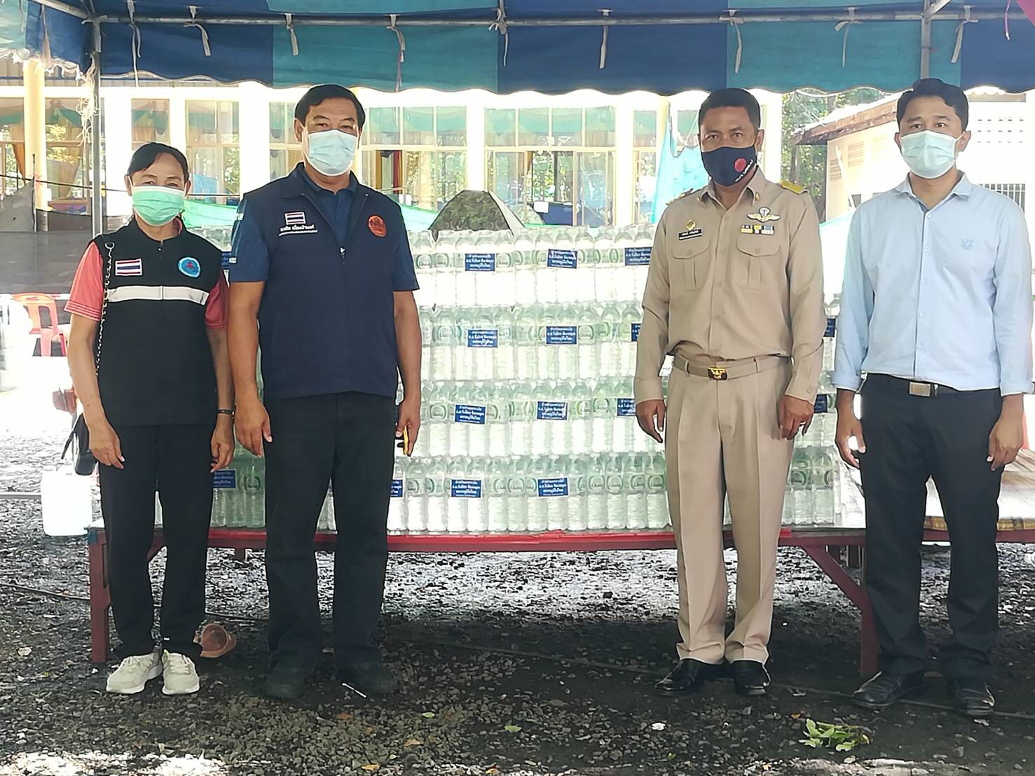 ส.ส.รังสิกร ทิมาตฤกะ ลงพื้นที่พร้อมทีมงาน มอบน้ำดื่ม ณ ศูนย์กักกันตัวตำบลบัวทอง และ บ้านนิคมสมบูรณ์ อ.เมือง จ.บุรีรัมย์