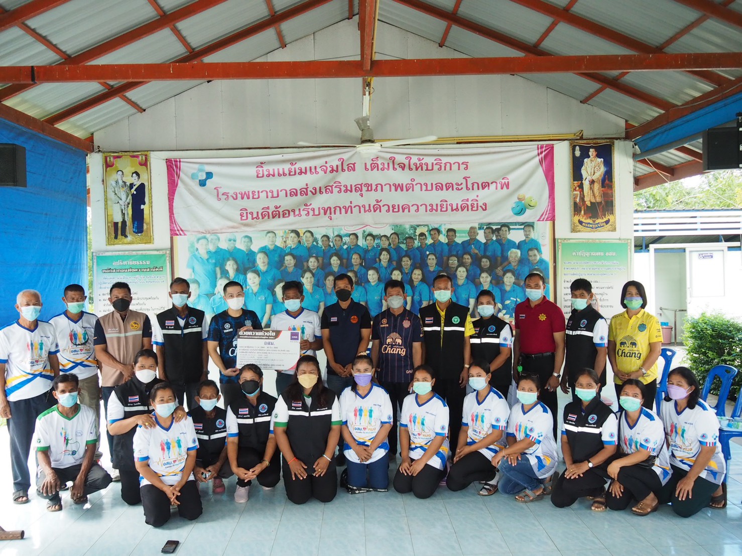 กำลังใจคือสิ่งสำคัญในยามวิกฤตโควิด !! ส.ส.จักรกฤษณ์ ทองศรี ลงพื้นที่พร้อมทีมงาน และผู้นำชุมชน มอบกรมธรรม์ประกันชีวิตให้กับ อสม. ทุกตำบล ใน อ.ประโคนชัย และ อ.บ้านกรวด จ.บุรีรัมย์