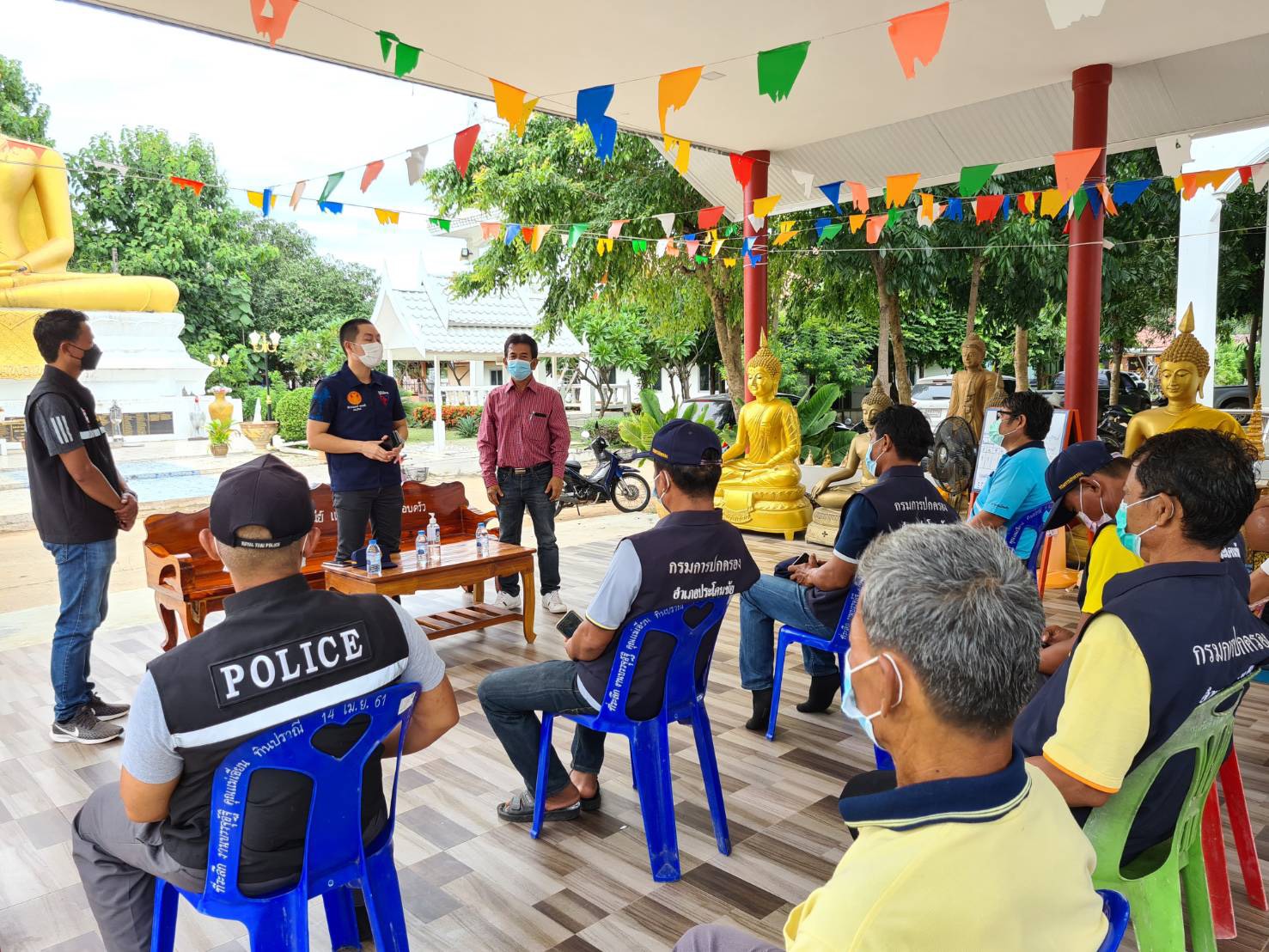 ส.ส.จักรกฤษณ์ ทองศรี พร้อมคณะ ลงพื้นที่เยี่ยมให้กำลังใจ และมอบน้ำดื่ม ชุดPPE-CPE แมสก์ เจลแอลกอฮอล์ แก่หมอ จนท. อสม. ประจำจุดกักตัว ต.สี่เหลี่ยม-ต.โคกตูม-ต.บ้านไทร อ.ประโคนชัย จ.บุรีรัมย์