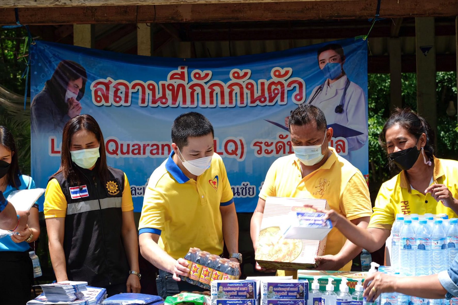 ส.ส.จักรกฤษณ์ พร้อมคณะ เยี่ยมให้กำลังใจ และมอบน้ำดื่ม, ชุด PPE-CPE, แมสก์, แอลกอฮอล์, เครื่องบริโภค แก่บุคลากรทางแพทย์ จนท.อสม.ประจำจุดกักตัว ต.โนนเจริญ-ต.หนองบอน-ต.ละเวี้ย จ.บุรีรัมย์