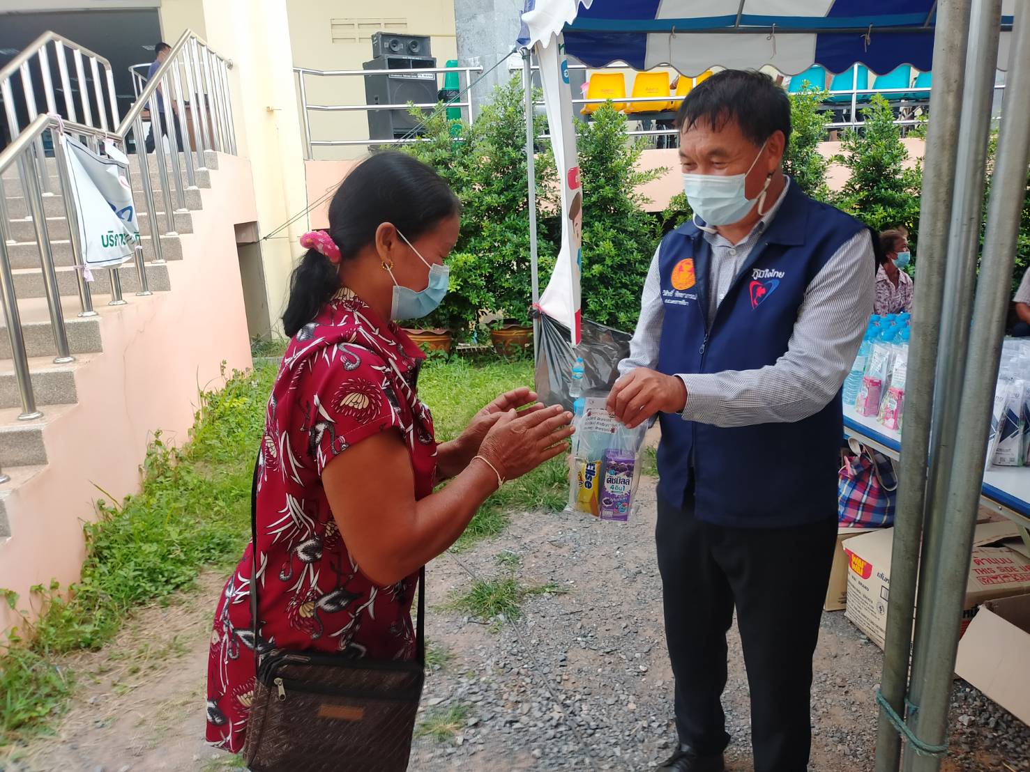 ห่วงใยเสมอต้นเสมอปลาย ... ส.ส.วิสิทธิ์ พิทยาภรณ์ ลงพื้นที่ มอบอาหารว่าง-เครื่องดื่ม และหน้ากากอนามัย แก่ประชาชนที่มารับบริการฉีดวัคซีนป้องกันโควิด-19 ที่ รพ.ด่านขุนทด และ โรงพยาบาลเทพารักษ์ จ.นครราชสีมา