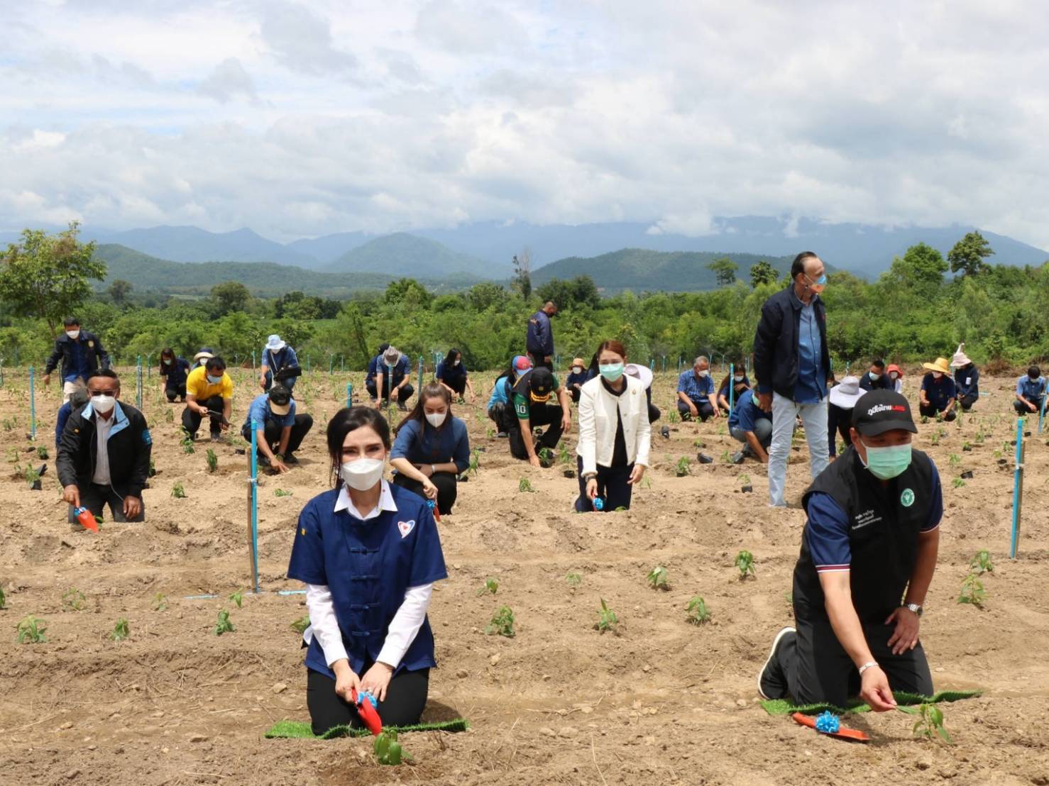 “อนุทิน-มนัญญา” Kick Off โครงการส่งเสริมอาชีพปลูกฟ้าทลายโจรสู้ภัยโควิด-19 จ.อุทัยธานี