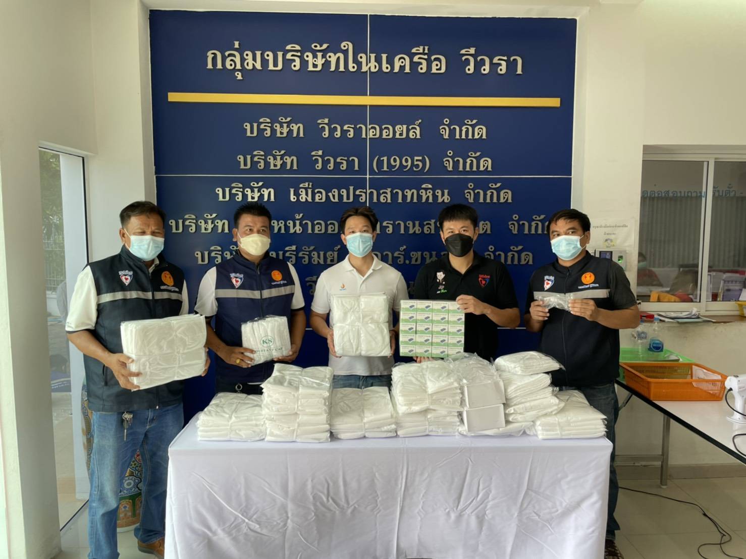 ส.ส.อดิพงษ์ ฐิติพิทยา มอบหมายให้ผู้ชำนาญการ ส.ส. เป็นตัวแทนรับมอบ ชุด PPE-แว่นตา-หมวก-เครื่องวัดออกซิเจนนิ้ว จากกลุ่มบริษัทในเครือวีวรา โดย บริษัท วีวรา (1995) จำกัด เพื่อนำไปมอบให้โรงพยาบาลสนาม และศูนย์กักตัวในเขต 5 จ.บุรีรัมย์