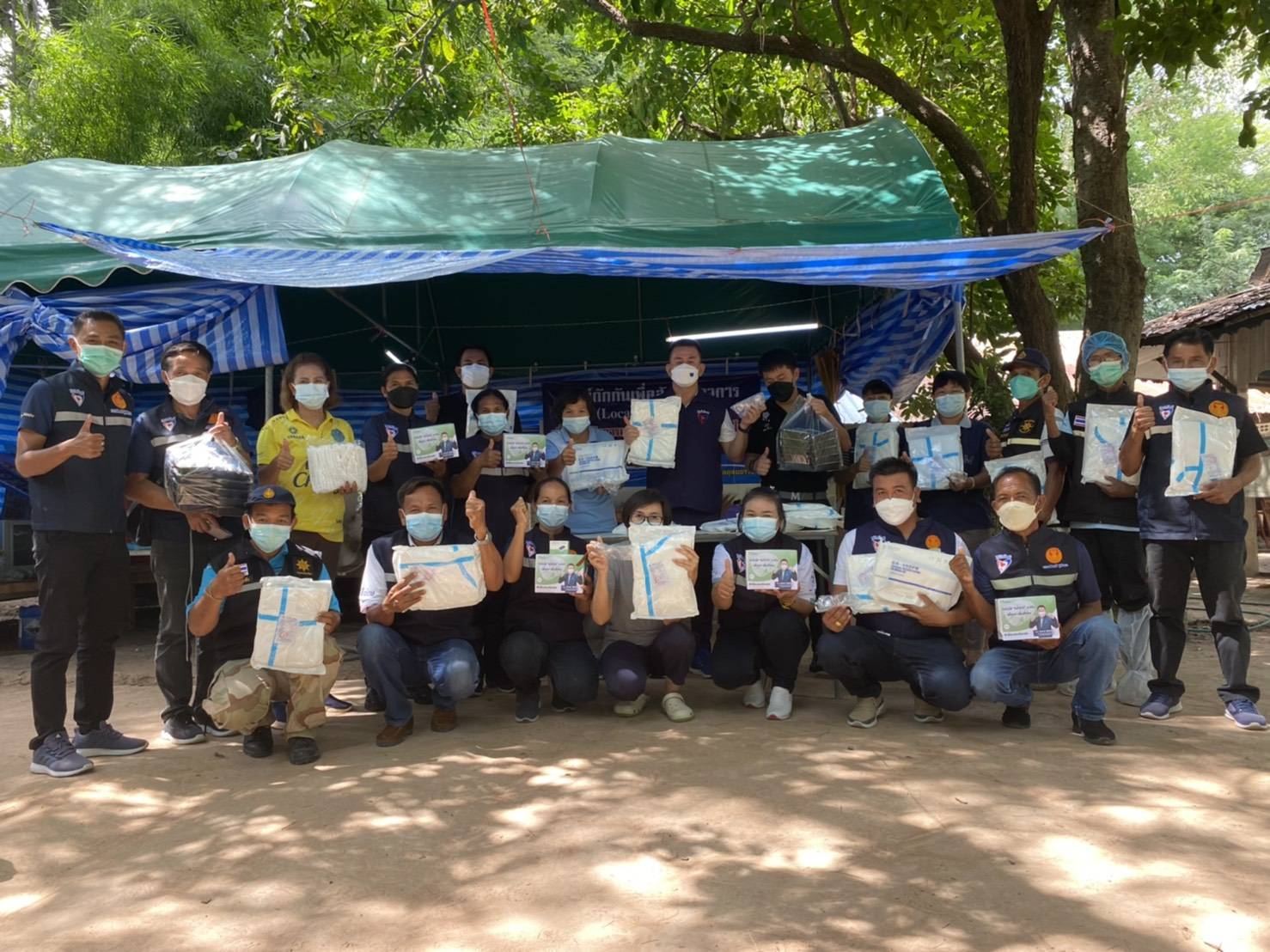 บุรีรัมย์จะผ่านวิกฤตโควิดไปด้วยกัน...ส.ส.อดิพงษ์ พร้อมทีมงาน ลงพื้นที่มอบชุด PPE และอุปกรณ์เครื่องใช้จำเป็น ให้ศูนย์กักกันเพื่อสังเกตุอาการ ณ วัดสวนใหม่ และ วัดชุมพลมณีรัตน์ หมู่ที่ 20 บ้านสุขสำราญสามัคคี ต.กระสัง อ.กระสัง จ.บุรีรัมย์