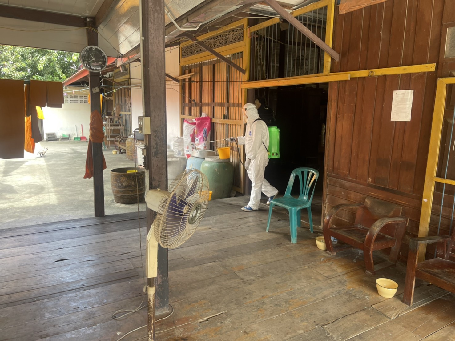 "ส.ส.กิตติชัย เรืองสวัสดิ์" ห่วงใยพี่น้องประชาชน มอบหมายทีมงานฉีดพ่นยาฆ่าเชื้อโควิด -19ในบริเวณ วัดไชยภูมิธาราม (วัดท่าอิฐ)