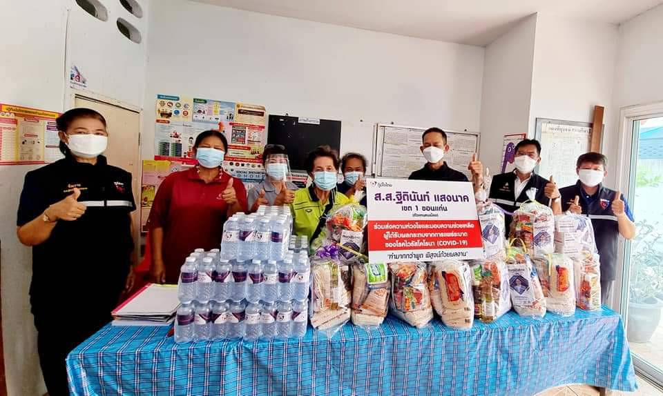 "ส.ส.ฐิตินันท์ แสงนาค" พร้อมทีมงานลงพื้นที่มอบถุงยังชีพและน้ำดื่มให้กับกลุ่มเสี่ยงผู้กับตัวในชุมชนต่างๆในเขตเทศบาลเมืองขอนแก่น