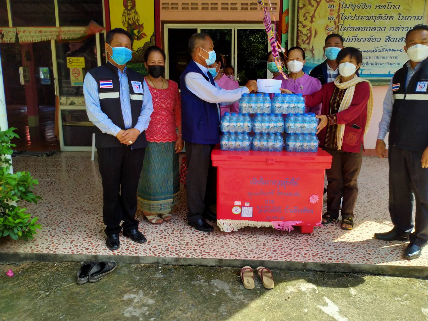 "ส.ส.สำลี รักสัทธี" ห่วงใยพี่น้องประชาชน เดินหน้าช่วยเหลือประชาชน ในพื้นที่จังหวัดมหาสารคาม น้ำดื่ม พร้อมมอบหมายตัวแทนพาพี่น้องประชาชนกลับบ้าน