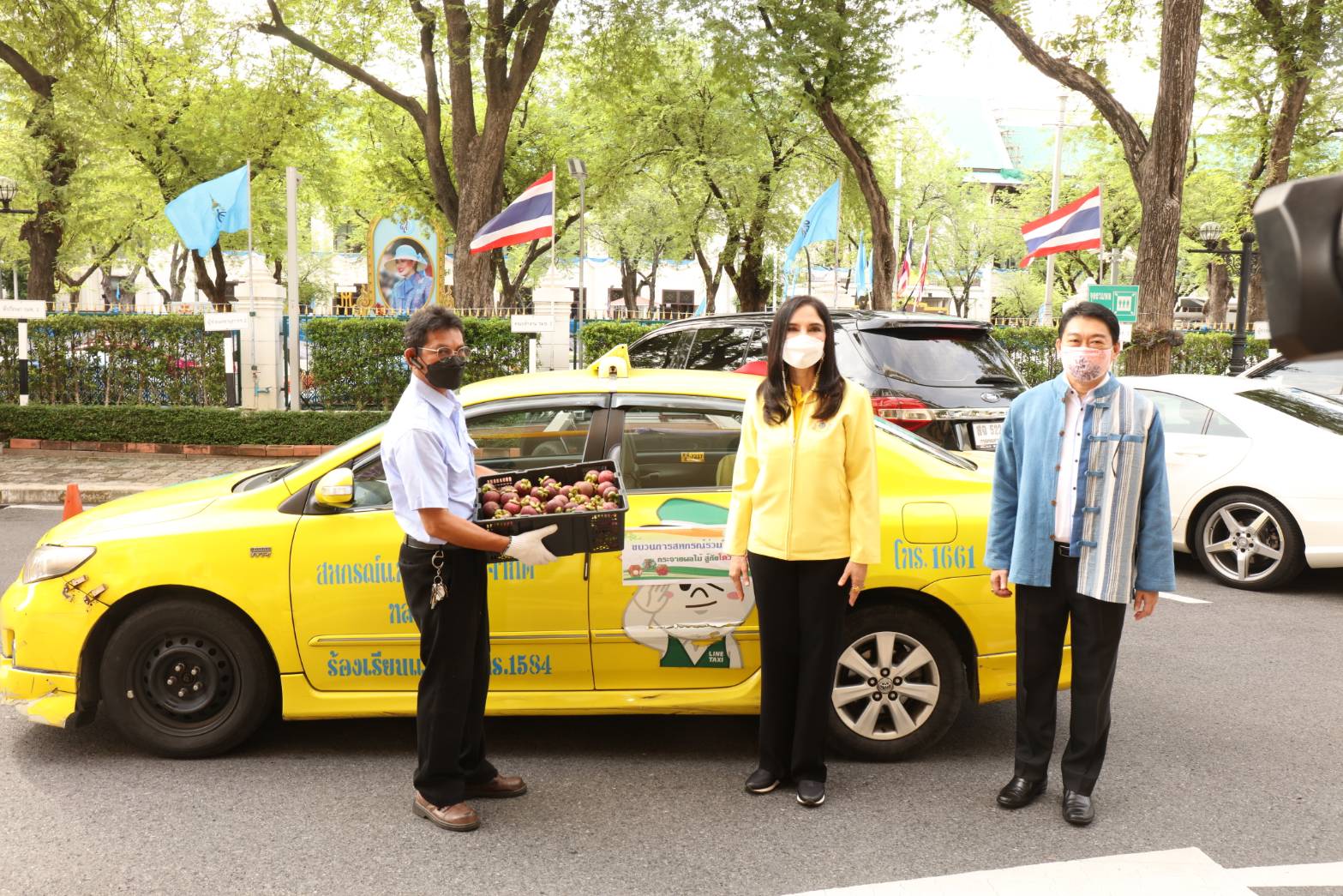 รมช.มนัญญา ช่วยเกษตรกรชาวสวนฝ่าวิกฤติโควิด รับซื้อผลไม้ 200 กก. พร้อมเชิญชวนคนไทยอุดหนุนผลไม้ เร่งกระจายผ่านเครือข่ายสหกรณ์ทั่วประเทศ