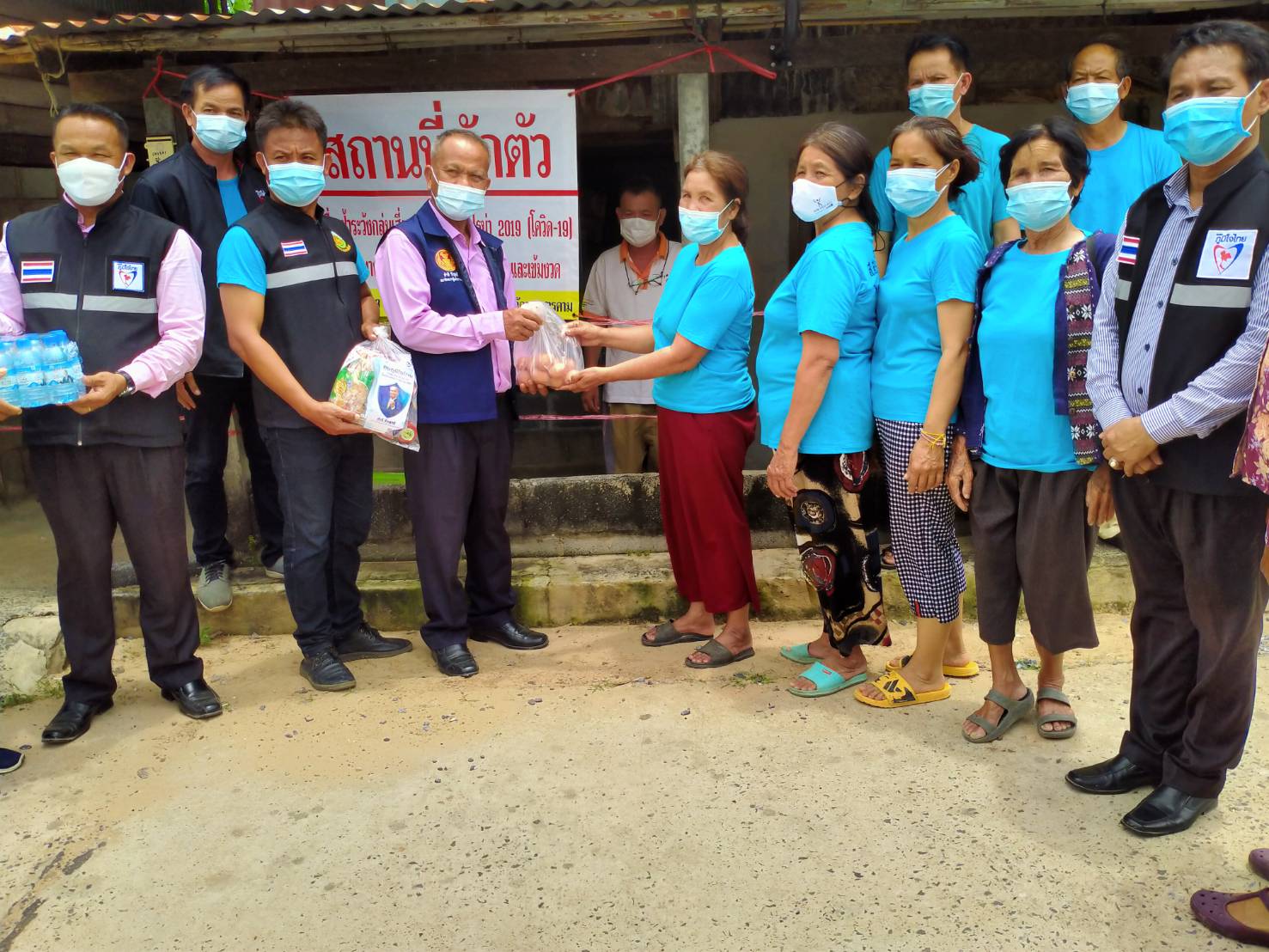 "ส.ส.สำลี รักสุทธี" ลงพื้นที่เยี่ยมเยียนให้กำลังใจพร้อมมอบถุงยังชีพและน้ำดื่มให้กับผู้ที่อยู่ระหว่างการกักตัวเพื่อป้องกันการแพร่ระบาดของโรคโควิด 19