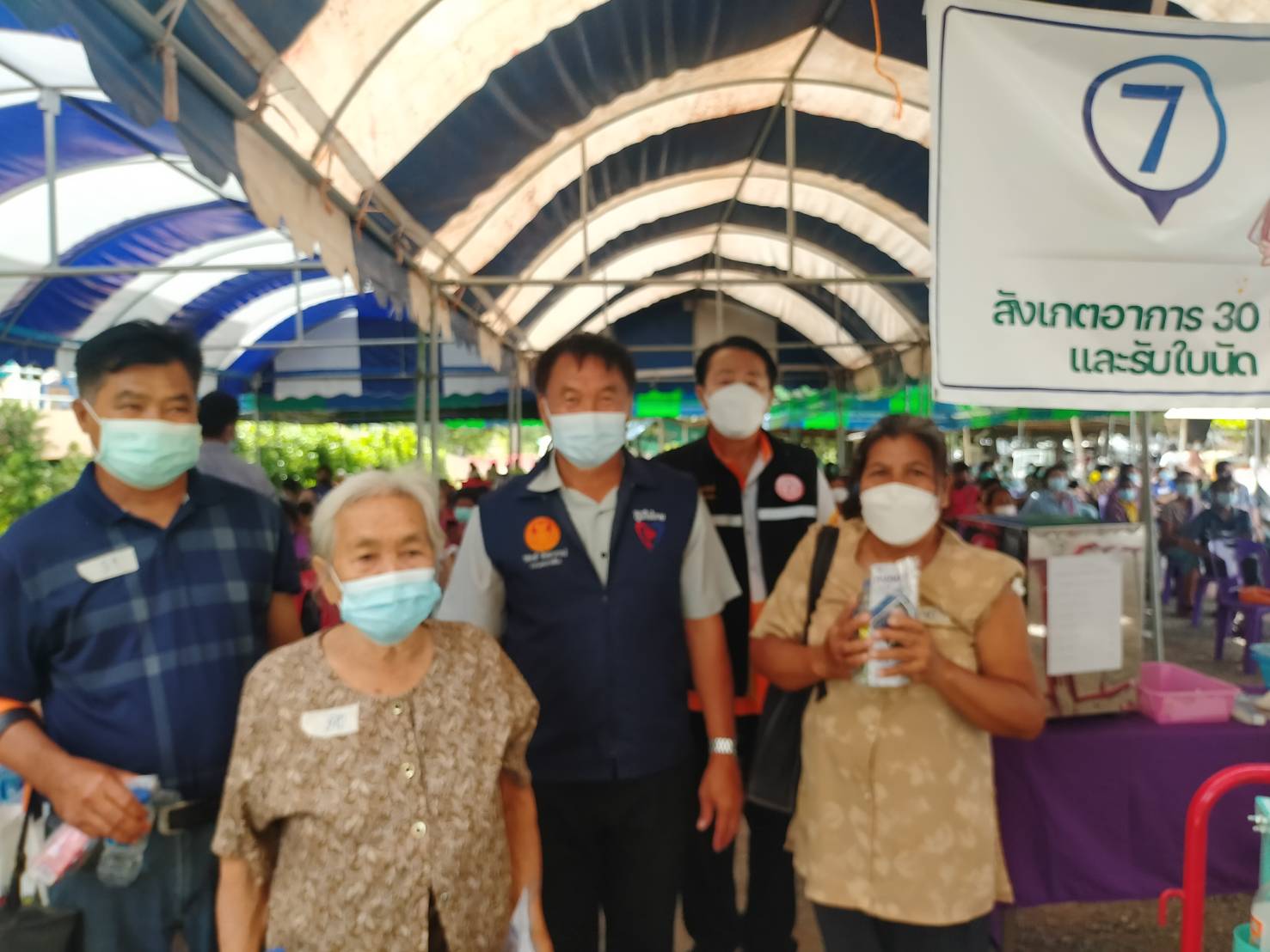 "ส.ส.วิสิทธิ์ พิทยาภรณ์" ลงพื้นที่มอบอาหาร น้ำดื่ม และหน้ากากอนามัย จำนวน  551 คน ให้กลุ่มประชาชนผู้สูงอายุ และผู้มีโรคประจำตัว ผู้มารับการฉีดวัคซีนป้องโควิด - 19 ณ จุดบริการฉีดวัคซีนโรงพยาบาลด่านขุนทด