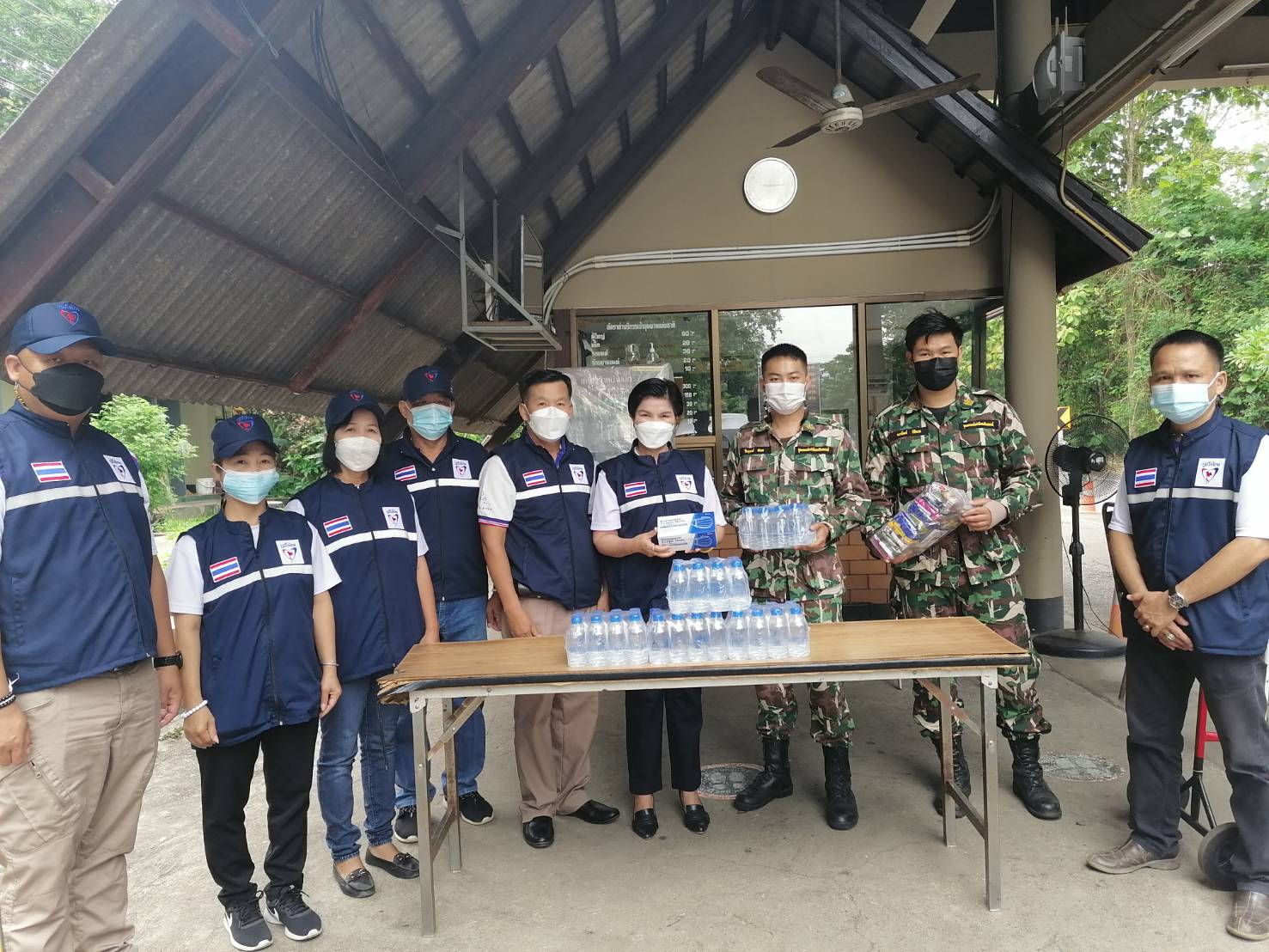 "ส.ส.ศรีนวล บุญลือ" ห่วงใยพี่น้องประชาชน รุดหน้าลงพื้นที่ มอบถุงยังชีพ ข้าวสารอาหารแห้ง ให้กับประชาชนกลุ่มเสี่ยงที่ถูกกักตัวจากโควิด 19