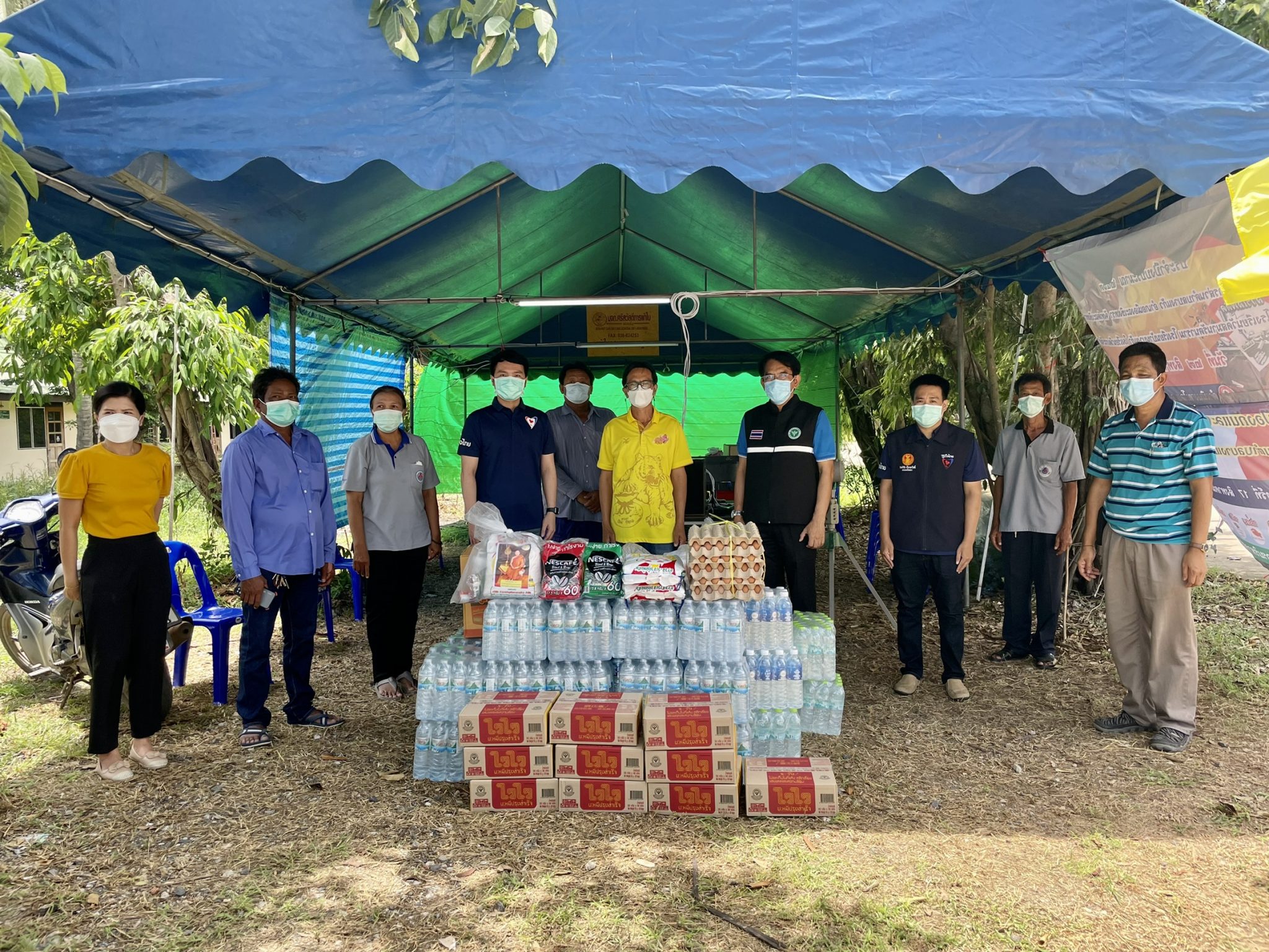 ส.ส.แบงค์ ห่วงใยพี่น้องประชาชนที่ต้องกักตัวมอบของให้ศูนย์พักคอยใต้ร่มพระบารมี วัดบางแก้ว