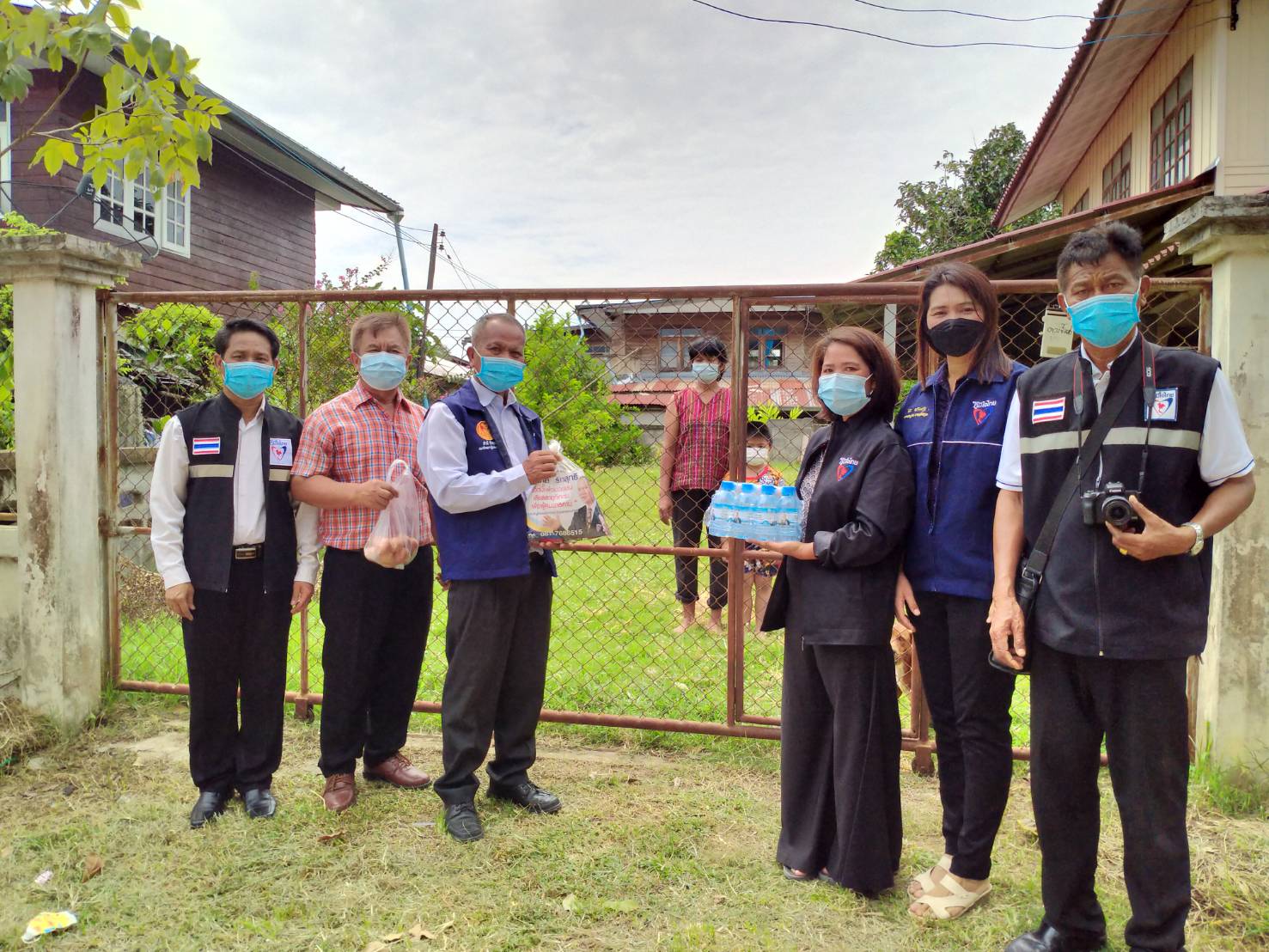 "ส.ส.สําลี รักสุทธี" พร้อมคณะลงพื้นที่ให้กำลังใจ และมอบถุงยังชีพและน้ำดื่มให้กับพี่น้องประชาชนที่กำลังอยู่ระหว่างกักตัวเฝ้าระวังโรค Covid-19