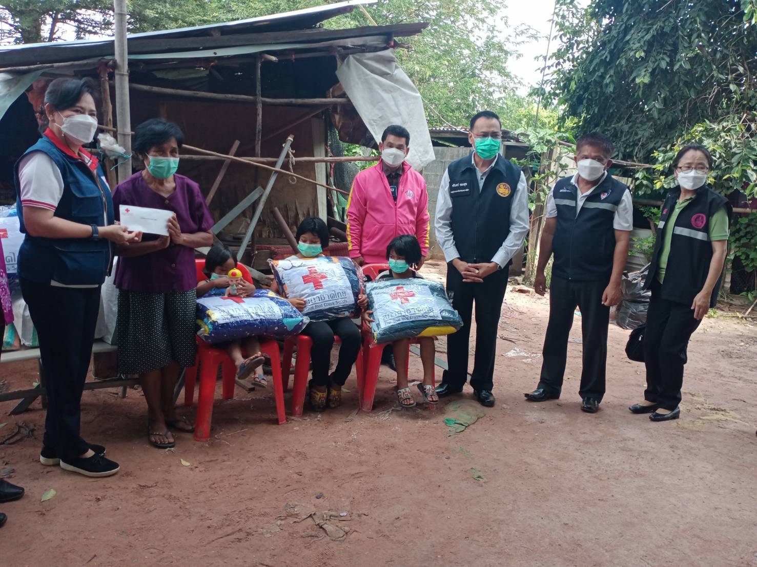 "ส.ส.พรชัย อำนวยทรัพย์" ลงพื้นที่เยี่ยมให้กำลังใจพร้อมมอบสิ่งของจำเป็นให้กับครอบครัวเด็กน้อย 3 ชีวิตที่อาศัยอยู่กับยายอายุ 65 ปีตามลำพัง