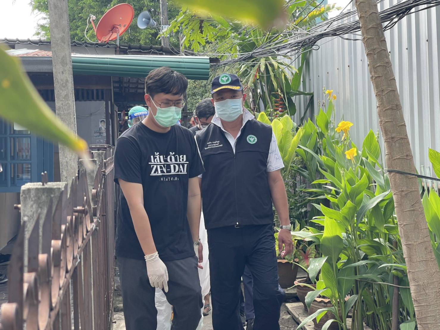 “อนุทิน” ลงพื้นที่ชุมชน กทม. หารือทีมแพทย์ชนบท – อาสาสมัคร ลุยตรวจคัดกรองประชาชน พร้อมฉีดวัคซีน