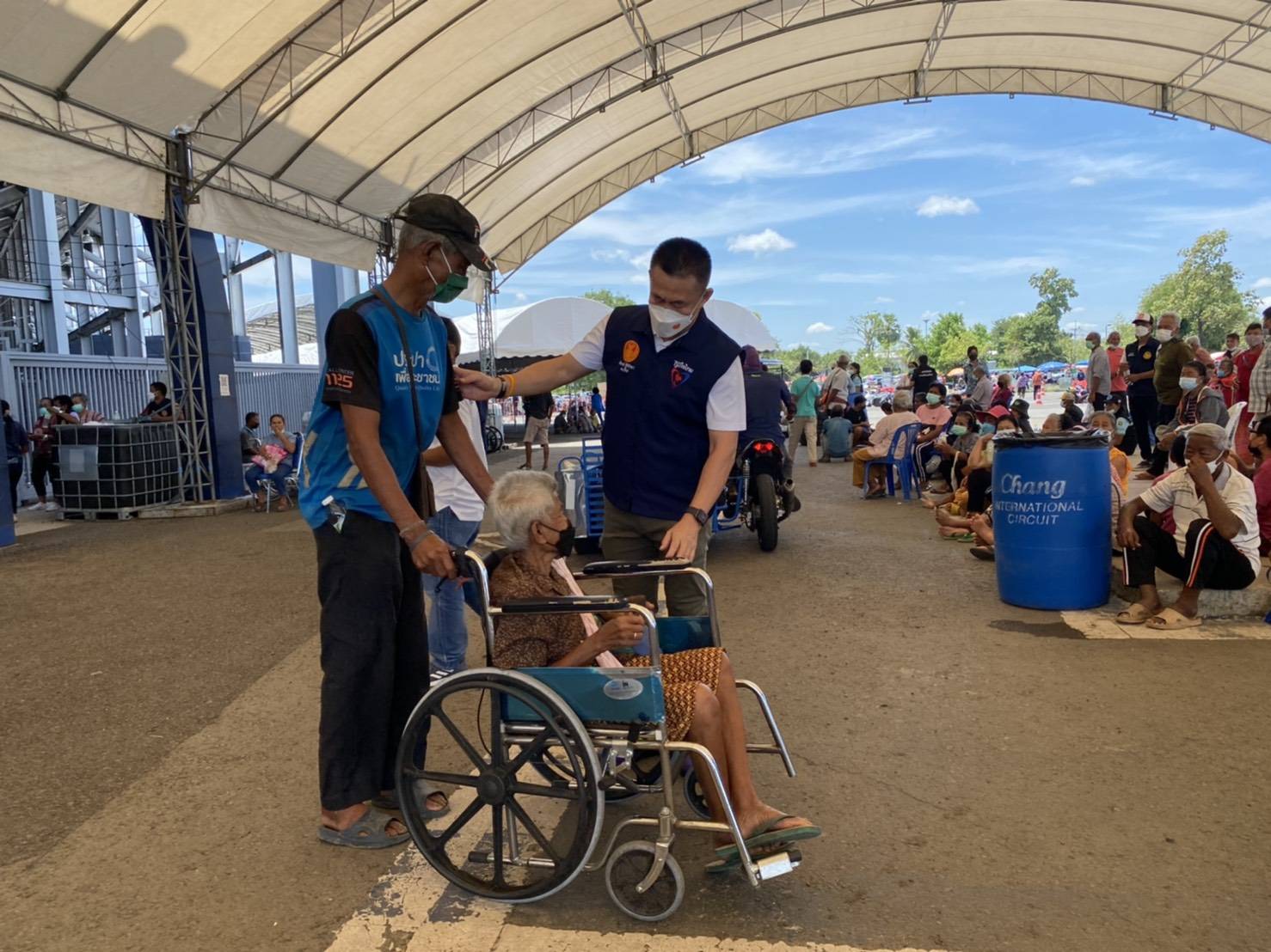 "ส.ส.อดิพงษ์ ฐิติพิทยา" ลงพื้นที่เยี่ยมให้กำลังใจพี่น้องประชาชน ที่เข้ารับการฉีดวัคซีน ณ สนามช้างอารีน่า จังหวัดบุรีรัมย์