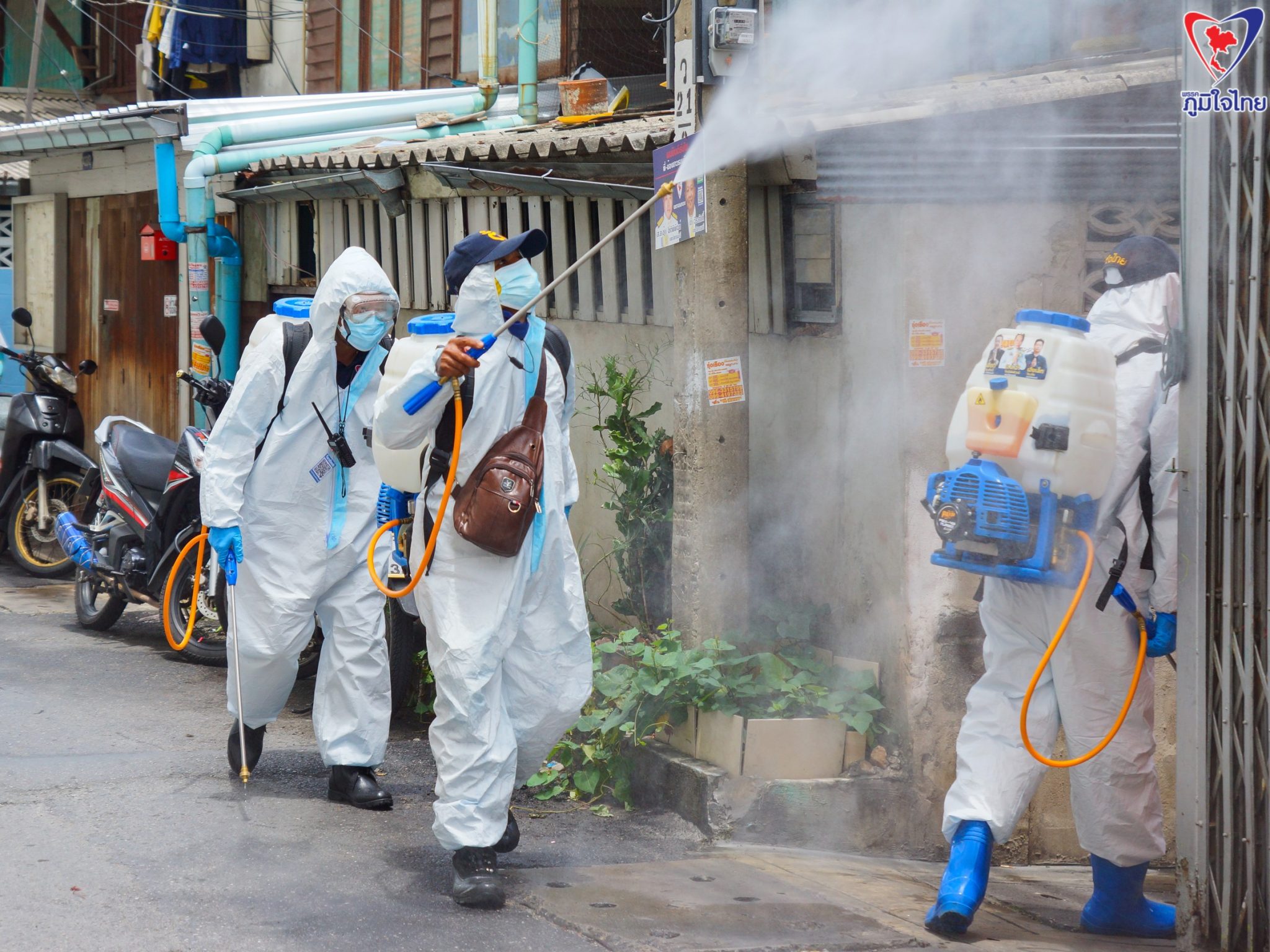 "ส.ส.โชติพิพัฒน์ เตชะโสภณมณี" ลงพื้นที่พร้อมทีมงานตรวจเยี่ยมผู้ป่วยติดเชื้อโควิด 19 พร้อมมอบข้าวกล่องให้ผู้ติดเชื้อโควิด-19 ที่กักตัวในบ้านHome Isolation