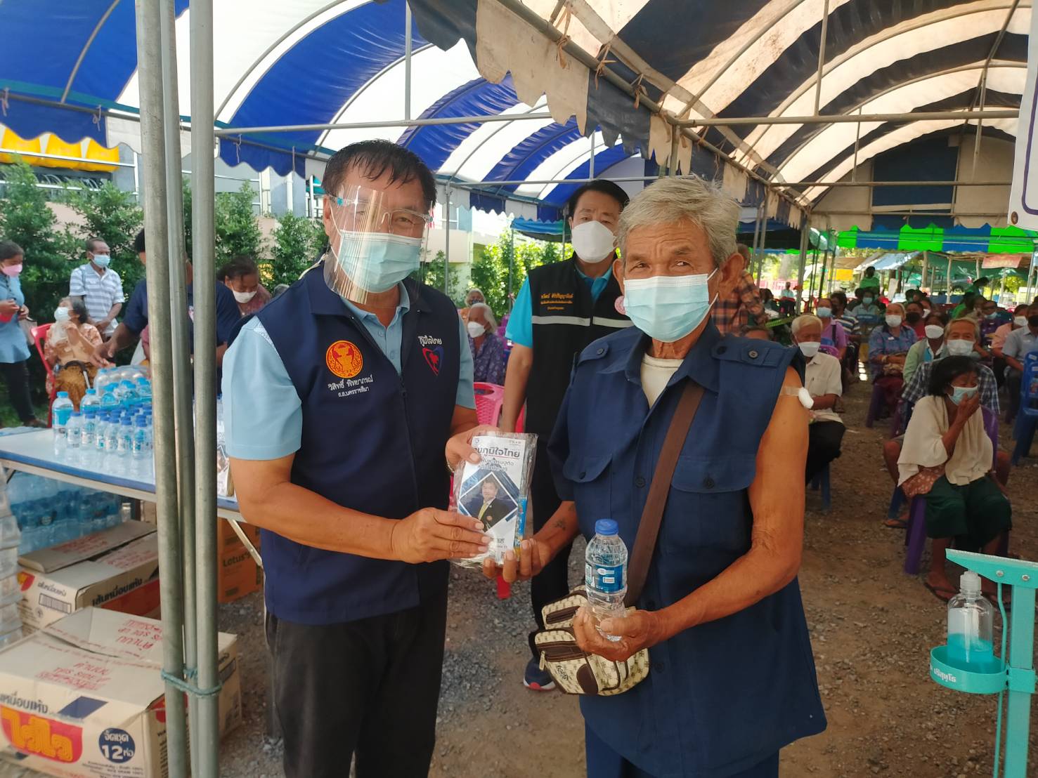 "ส.ส.วิสิทธิ์ พิทยาภรณ์" ลงพื้นที่ มอบอาหารและน้ำดื่มพร้อมด้วยหน้ากากอนามัยให้กับผู้มารับการฉีดวัคซีนซิโนแวค ป้องโควิด - 19 ณ จุดบริการฉีดวัคซีนโควิด -19 โรงพยาบาลด่านขุนทด