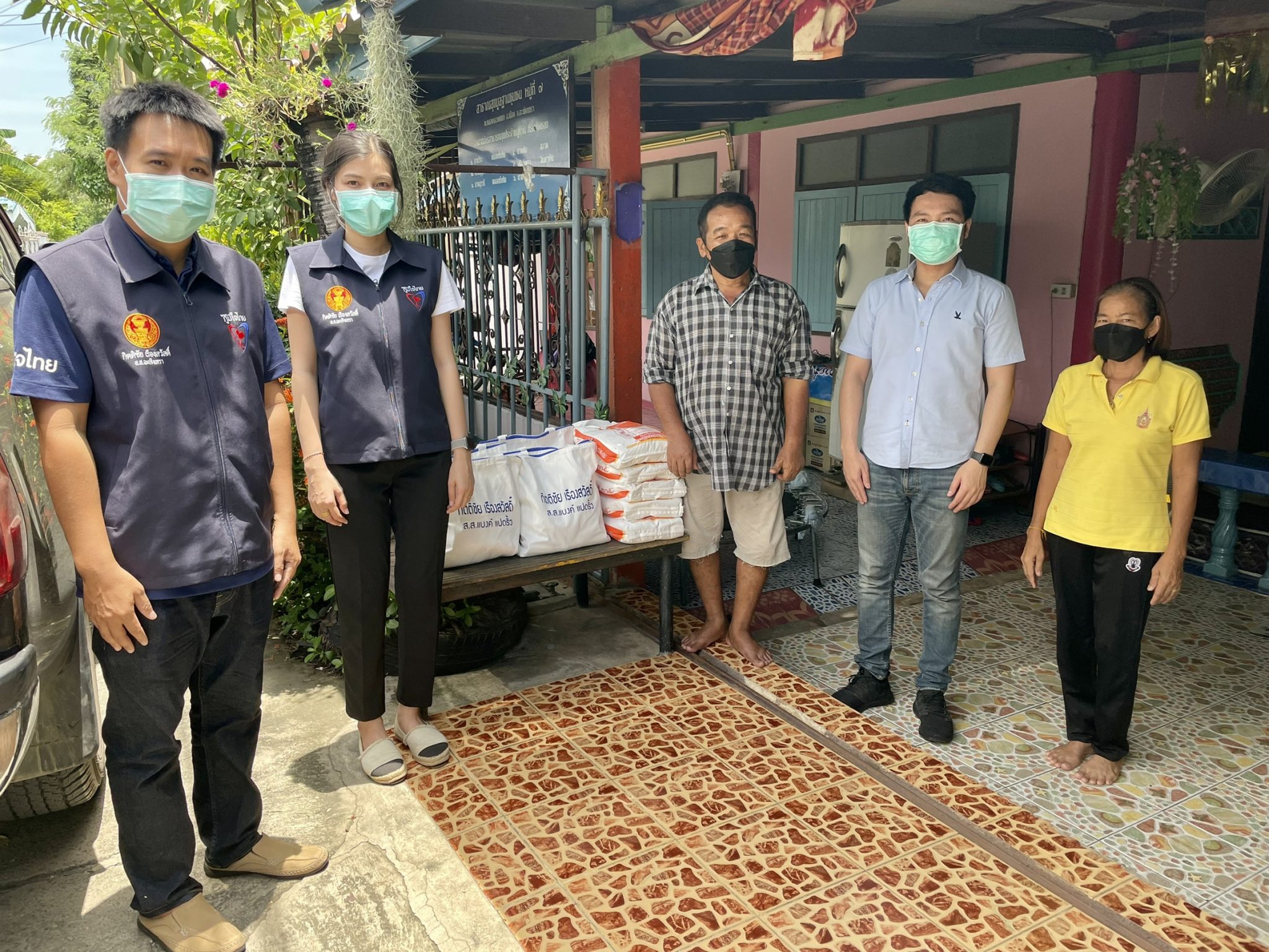 "ส.ส.กิตติชัย เรืองสวัสดิ์" ลงพื้นที่เยี่ยมให้กำลังใจผู้นำชุมชนในสถานการณ์โควิด -19 มอบถุงห่วงใย ข้าวสาร และอาหารแห้ง ให้ผู้กักตัวจ.ฉะเชิงเทรา