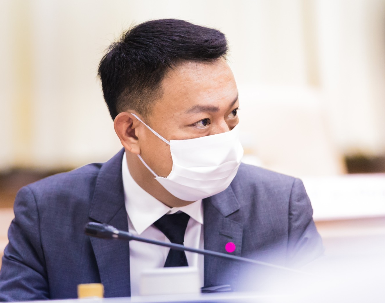 หยุดบิดเบือนได้แล้ว ! “เลขาฯเม้ง” สวด “ช่อ” ชุดใหญ่ ย้ำ กม.ปกป้องคนทำงาน สร้างความมั่นใจให้ผู้ปฏิบัติหน้าที่ ไล่อ่านให้ชัด ยัน! กฎหมายระบุ ไม่มีการละเว้นคนทำผิด