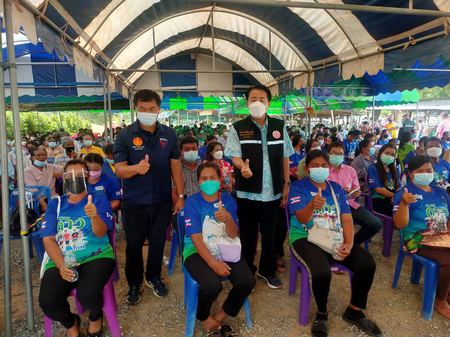"ส.ส.วิสิทธิ์ พิทยาภรณ์" ลงพื้นที่มอบอาหารและน้ำดื่มให้กับ พี่น้องประชาชนที่เข้ารับการฉีดวัคซีนโควิด 19