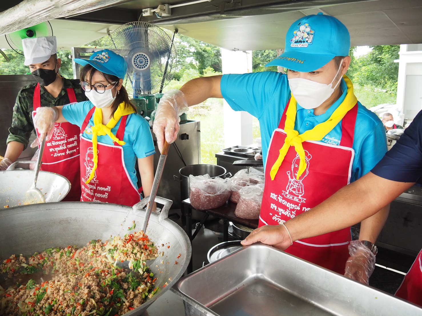 "ส.ส.จักรกฤษณ์ ทองศรี" ร่วมเปิดครัวปันสุขเฉลิมพระเกียรติ พระพันปีหลวง เพื่อคนประโคนชัย