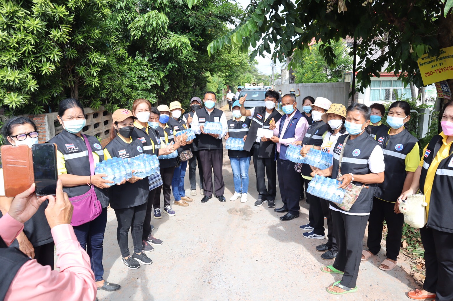 "ส.ส.สำลี รักสุทธี" ลงพื้นที่มอบน้ำดื่มให้ขบวนแห่ผ้าป่า เพื่อรับบริจาคข้าวสารอารหารแห้งให้กับผู้กักตัวจากโรคโควิด-19 บ้านดอนหว่าน ต.ดอนหว่าน อ.เมือง มหาสารคาม