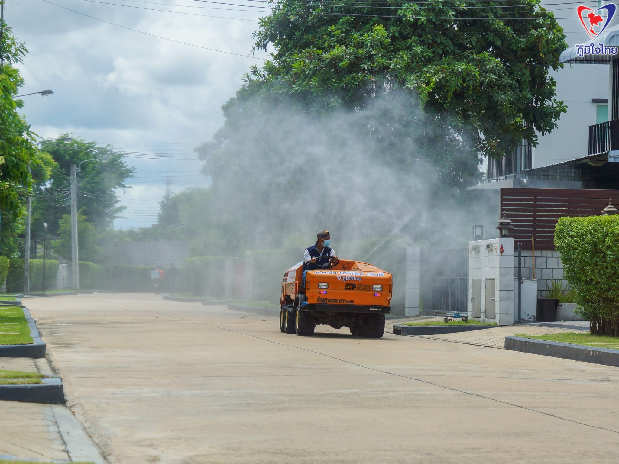 "ส.ส.โชติพิพัฒน์ เตชะโสภณมณี" ห่วงใยพี่น้องประชาชน ลงพื้นที่พร้อมทีมงาน ฉีดพ่นฆ่าเชื้อ เพื่อป้องกันการแพร่เชื้อระบาดของไวรัสโควิค 19