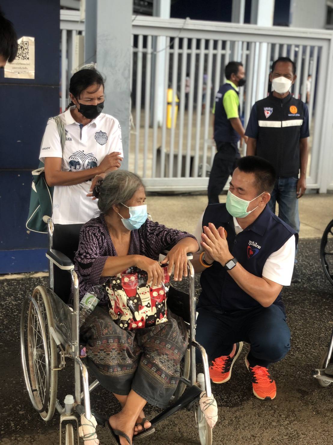 "ส.ส.อดิพงษ์ ฐิติพิทยา" ห่วงใยพี่น้องประชาชนลงพื้นที่หารือแนวทางการป้องกัน การแพร่เชื้อระบาด Covid-19 พร้อมเยี่ยมให้กำลังใจประชาชนที่เดินทางมาเข้ารับการฉีดวัคซีน