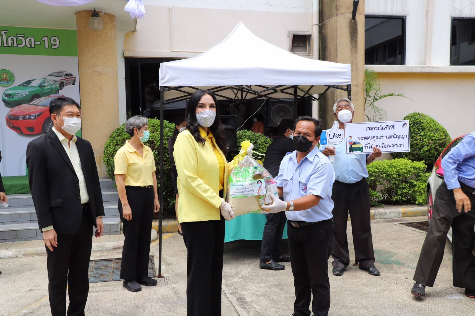 "รมช.มนัญญา"  เปิดโครงการสหกรณ์ร่วมใจ ช่วยแท็กซี่ไทย สู้ภัย(โควิด-19) มอบถุงยังชีพนม ข้าวสาร อาหารแห้ง และผลไม้ บรรเทาความเดือดร้อนจากการขาดรายได้