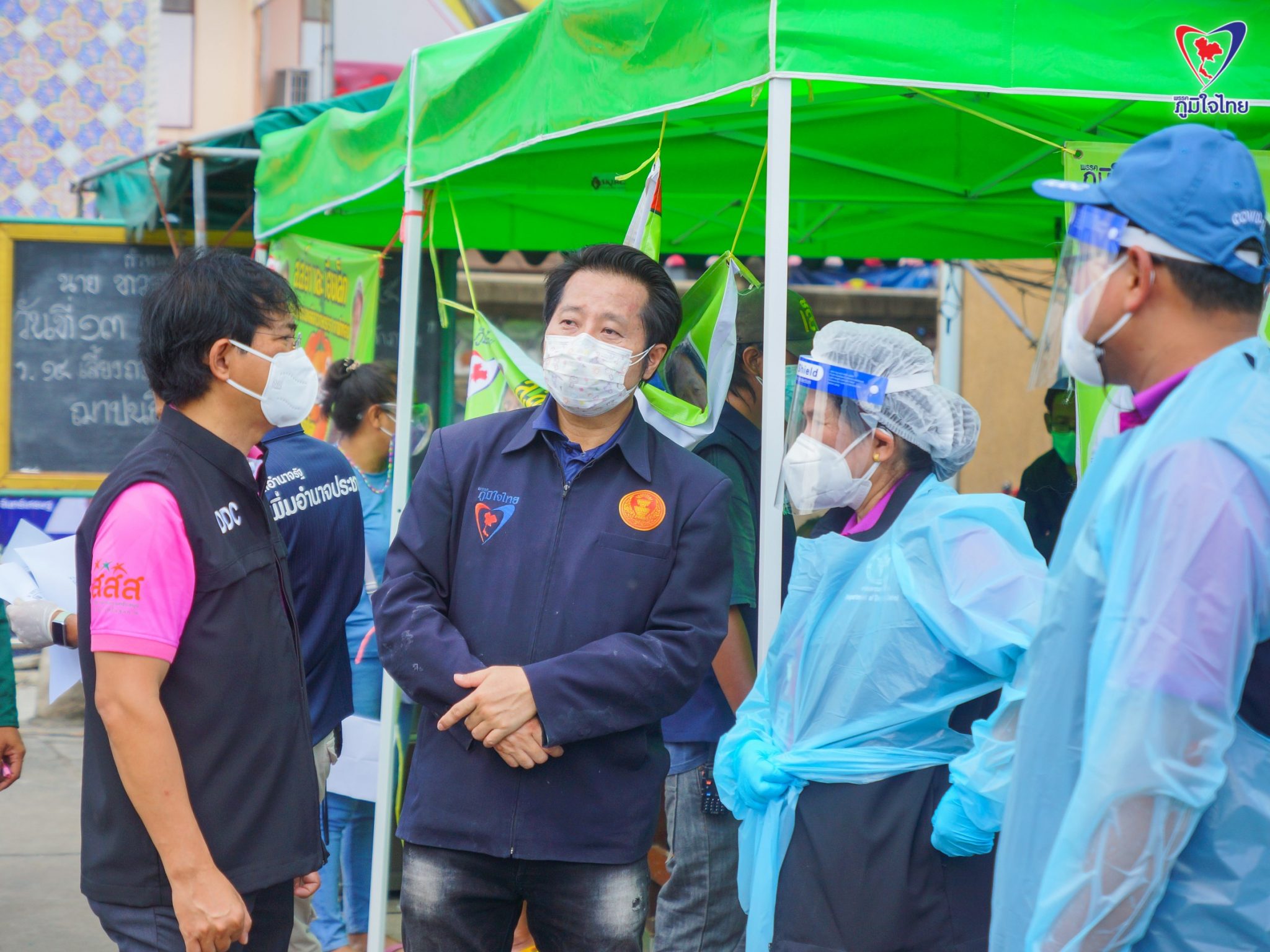 "ส.ส.โชติพิพัฒน์ เตชะโสภณมณี " ร่วมกิจกรรมตรวจเชิงรุกและฉีดวัคซีนกับทีมงานสถาบันป้องกันควบคุมโรคเขตเมือง