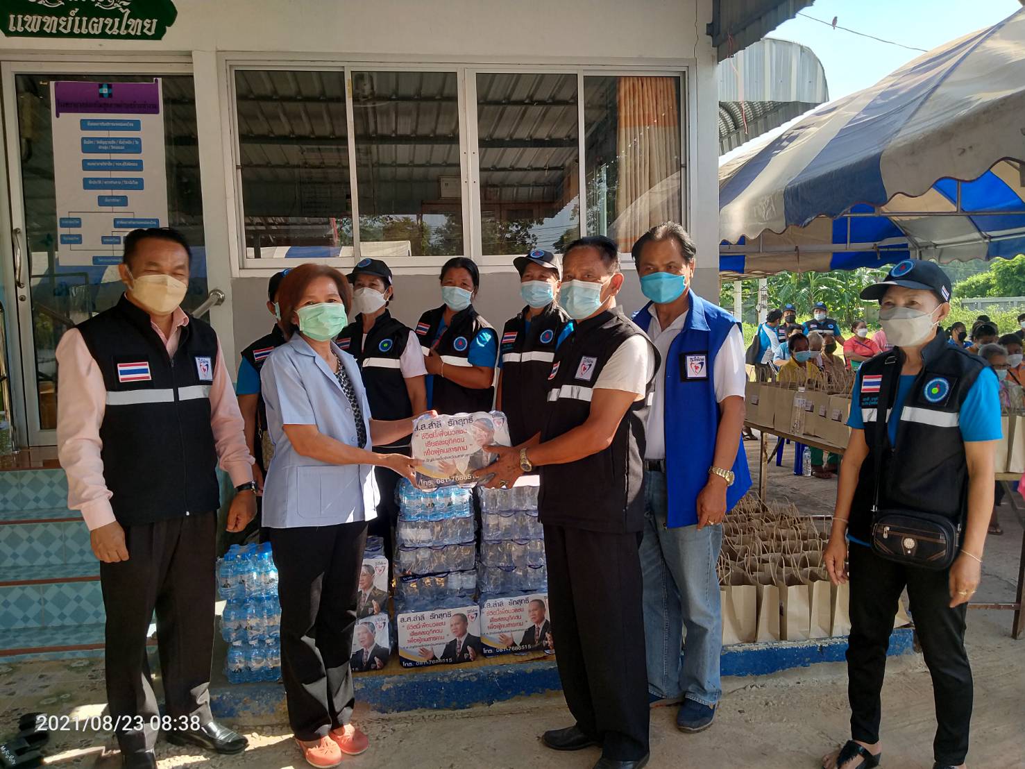 "ส.ส.สำลี รักสุทธี" ห่วงใยพี่น้องประชาชนจากสถานการณ์ Covid -19 มอบหมายทีมงานลงพื้นที่ มอบน้ำดื่มให้กับผู้ที่เข้ารับการฉีดวัคซีน พร้อมประสานต่อ ให้ประชาชนได้เข้ารับการตรวจหาเชื้อ