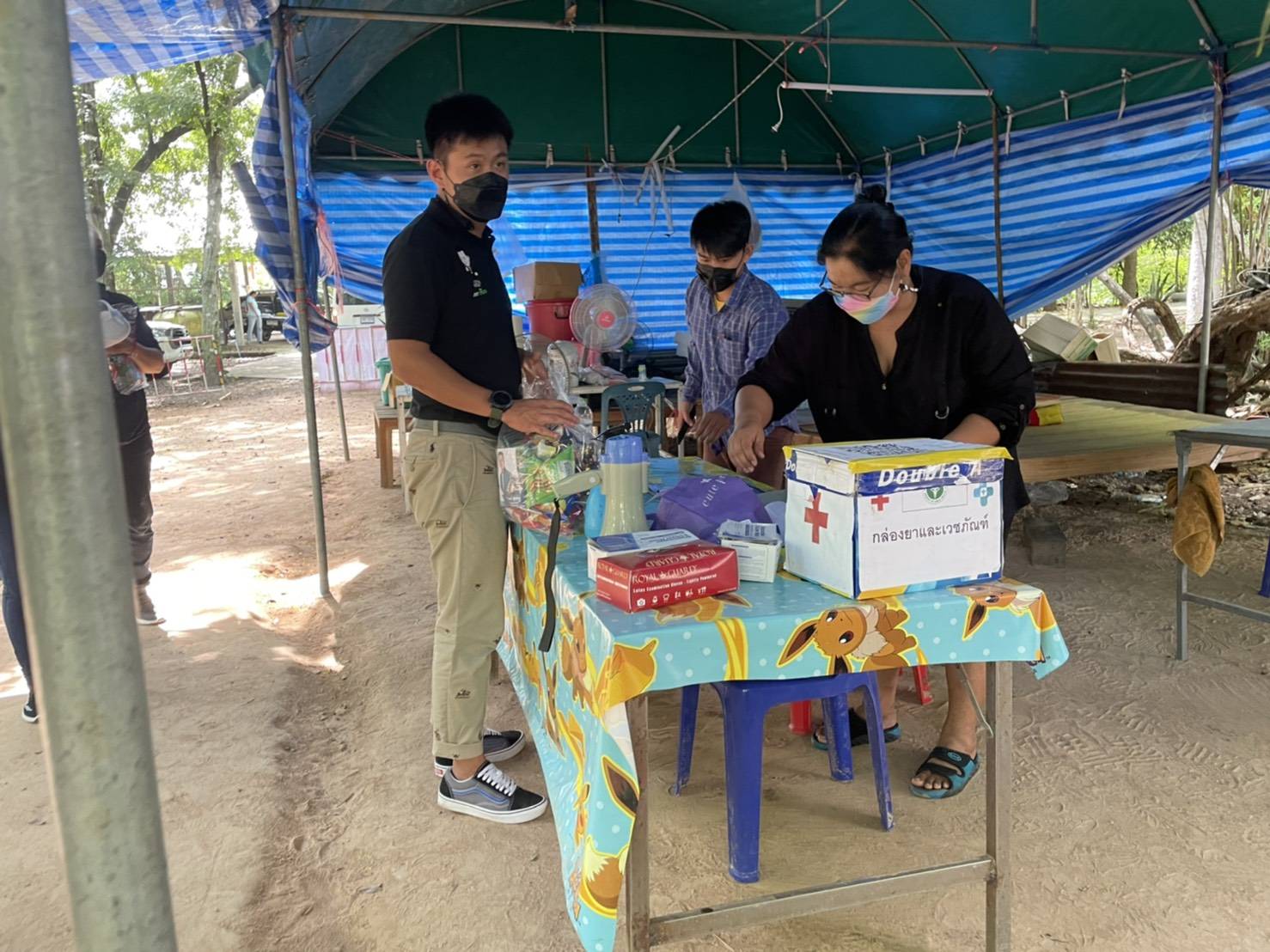 "ส.ส.อดิพงษ์ ฐิติพิทยา" ห่วงใยพี่น้องประชาชน มอบหมายทีมงานมอบเครื่องอุปโภค บริโภค ให้กับศูนย์พักคอย และแยกกักตัวในชุมชนเทศบาลต.อุดมธรรม อ.กระสัง จ.บุรีรัมย์