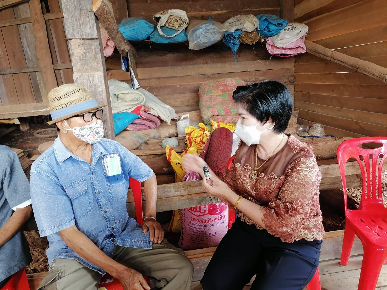 "ส.ส.ศรีนวล บุญลือ" ห่วงใยพี่น้องประชาชน ลงพื้นที่พร้อมทีมงานมอบสิ่งของจำเป็นเพื่อบรรเทาความเดือดร้อนให้กับชาวอำเภอแม่วาง จังหวัดเชียงใหม่