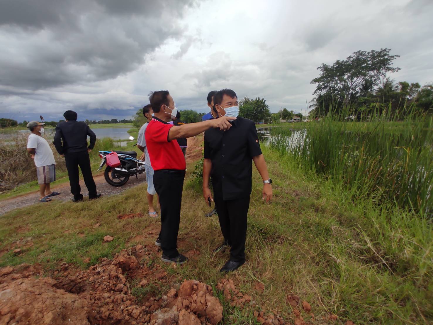 "ส.ส.วิสิทธิ์ พิทยาภรณ์" ห่วงใยพี่น้องประชาชน ลงพื้นที่พร้อมผู้นำชุมชนประเมินสถานการณ์น้ำท่วมในพื้นที่อำเภอด่านขุนทด จังหวัดนครราชสีมา
