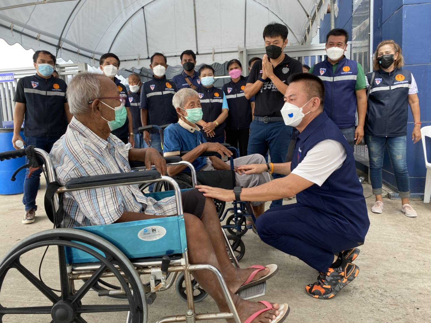 ส.ส.อดิพงษ์ ฐิติพิทยา ให้กำลังใจ บุคลากรทางการแพทย์ และพ่อแม่พี่น้อง ชาวต.หนองเต็ง และชาวต.สองชั้น อ.กระสัง จ.บุรีรัมย์ ที่ได้รับการฉีดวัคซีน ณ สนามช้างอารีนา จ.บุรีรัมย์ และลงพื้นที่มอบน้ำดื่ม และหน้ากากอนามัย ไปมอบให้ศูนย์กักกันเพื่อสังเกตุอาการ ณ อบต.ป่าชัน อ.พลับพลาชัย