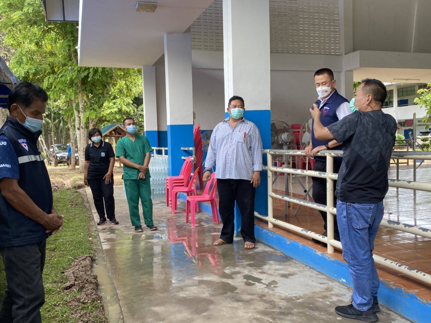 ส.ส.อดิพงษ์ เดินทางไปดูแลการจัดสถานที่เพื่อเตรียมความพร้อมในการฉีดวัคซีน ในวันที่ 29 ส.ค. 64 ของชาว ต.หนองเต็ง อ.กระสัง จ.บุรีรัมย์ และนำน้ำดื่มไปบริการพี่น้องปชช.ที่มารับบริการวัคซีน ณ โรงเรียนบ้านหนองเต็ง